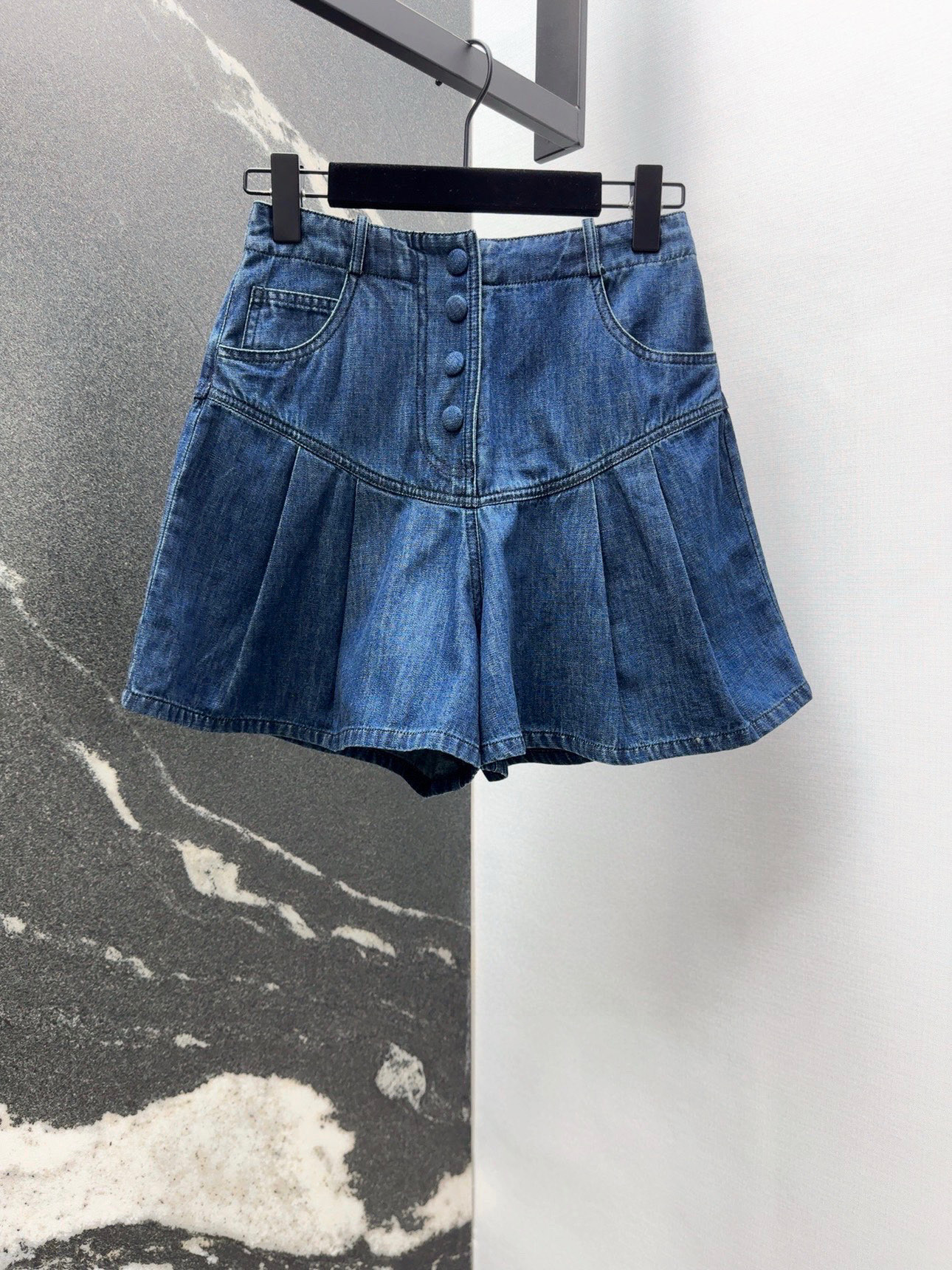 “Stylish Custom-Made Female Cowboy Shorts: Fresh Water-Washed, Quality Jeans with Retrospect Feeling and Twirl-Butts”