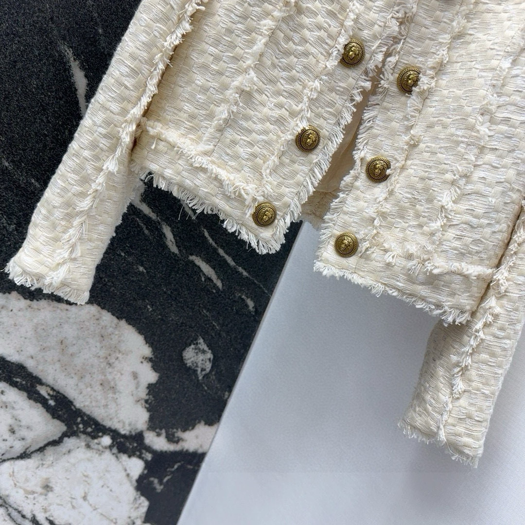“Fall/Winter BAL 24SS Female Suit with Double-Button Knitting, SML Size. High-quality, hardcore design.” - 图片 4