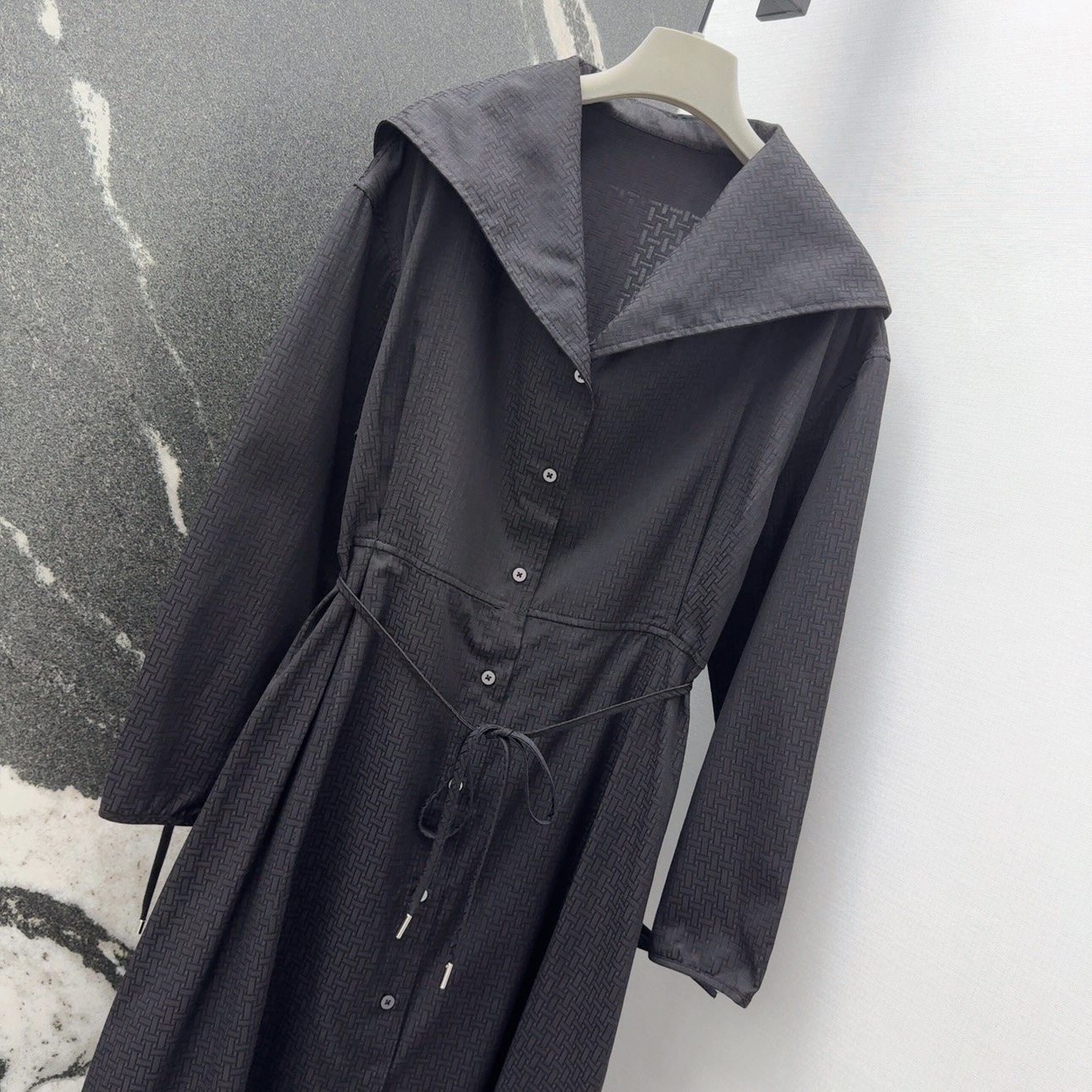 “Autumn Women’s Clothes: Wind-Tie Dress with Cuff Cuffs for Handling Atmospheric Pressure – 25SS Fashion” - 图片 2