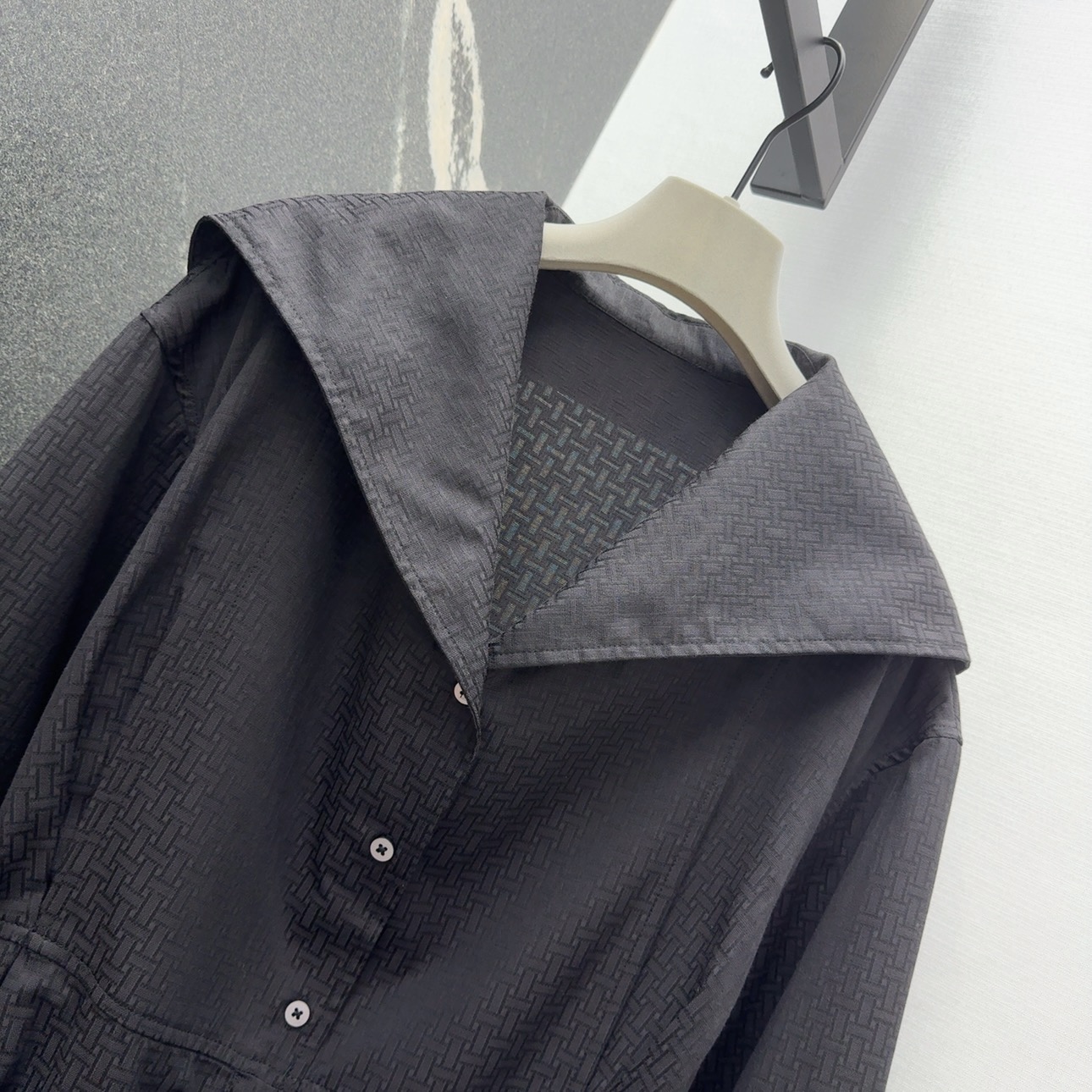 “Autumn Women’s Clothes: Wind-Tie Dress with Cuff Cuffs for Handling Atmospheric Pressure – 25SS Fashion” - 图片 3