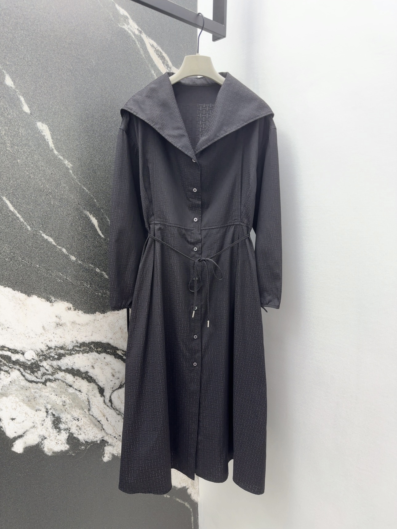 “Autumn Women’s Clothes: Wind-Tie Dress with Cuff Cuffs for Handling Atmospheric Pressure – 25SS Fashion” - 图片 1