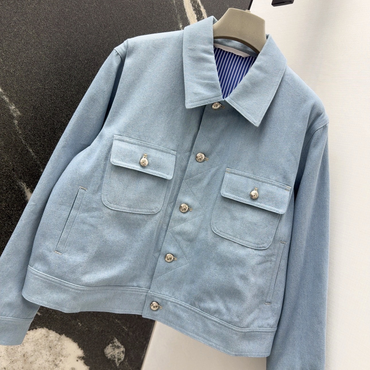 Title: Stylish TB 25SS Striped Female Clothes Summary Summary: High-quality, bold female clothing with a striking striped design, perfect for daily wear in various sizes. - 图片 2