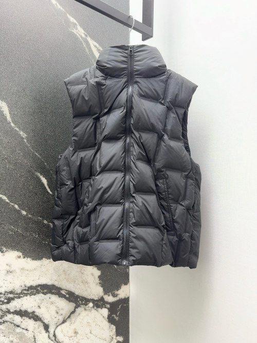 Sleeveless Padded Vest With Detachable Knitted Hat Minimalist Style 1 Sleeveless Padded Vest With Detachable Knitted Hat Minimalist Style