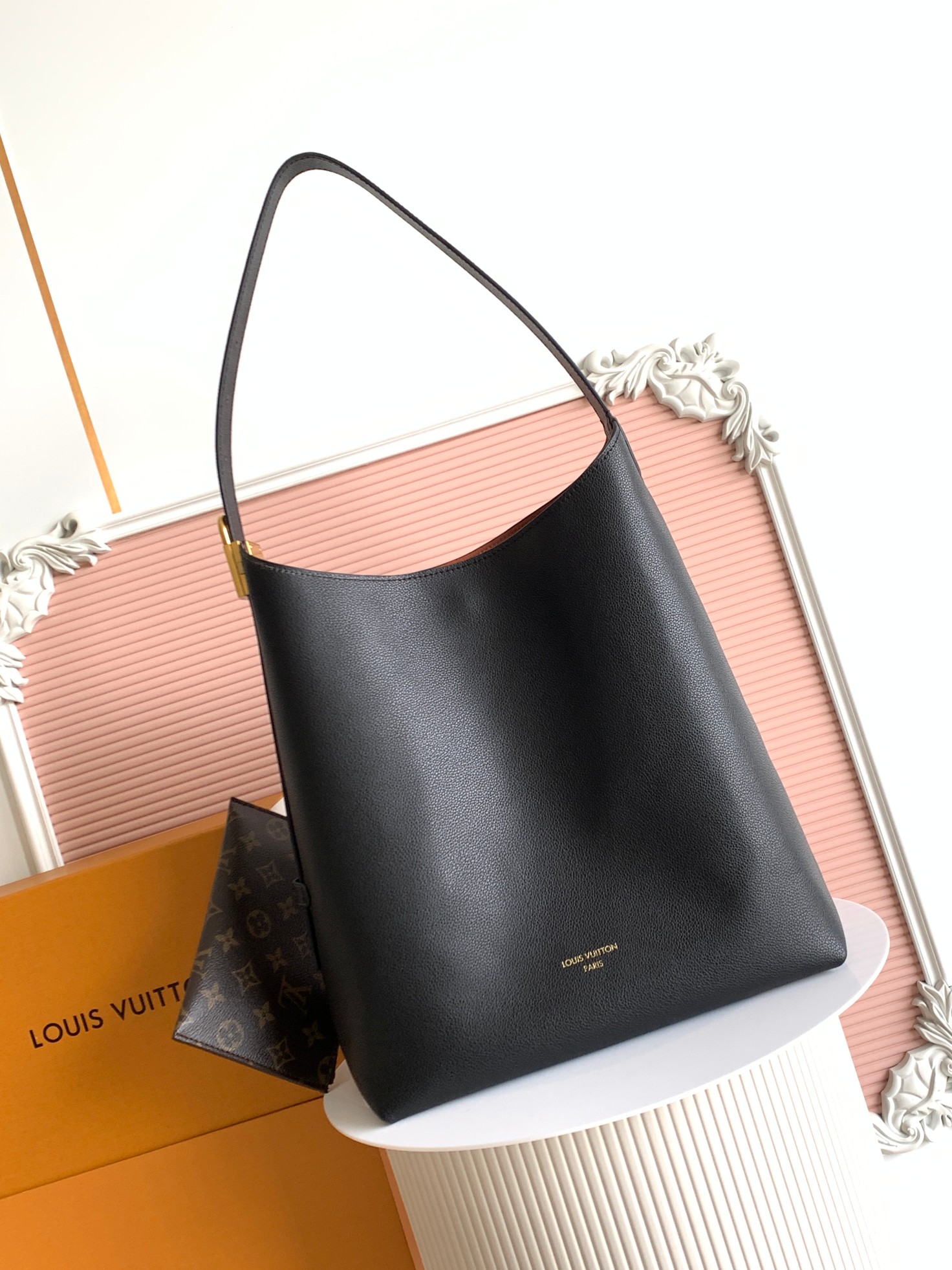 M24856 Grande Negro Dimensiones: 31,0 x 35,0 x 18,0 cm.