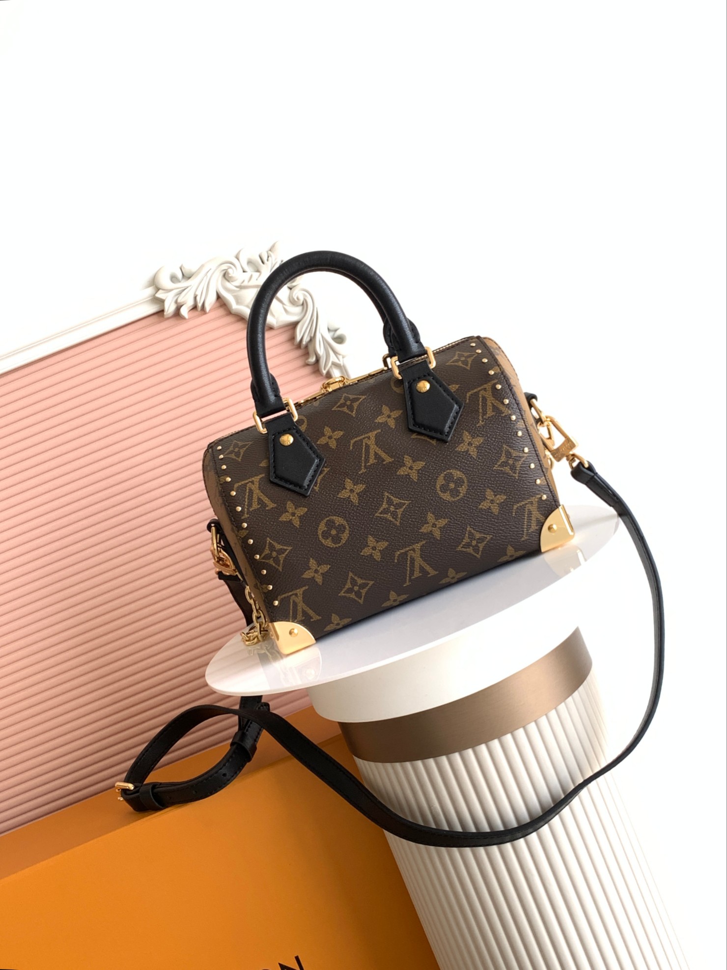 💰470
【顶级原单163c01 变码芯片 】
M13146
Speedy Trunk 手袋以大胆理念重构经典设计,瞩目亮相路易威登 2025 Cruise 早春秀场。Monogram 帆布搭配 Monogram Reverse 饰边,展现 Nicolas Ghesquière 的标志性笔触,耀目金属件致敬品牌悠远制箱传承。肩带和链条均可拆卸,斜挎、肩背或手提皆宜。
16 x 11 x 20.5 厘米
(高 x 宽 x 长度)
Monogram 帆布
牛皮革饰边
织物内衬
金属件
挂锁
内贴袋
链条:可拆卸
链条半长:13.0 厘米
手柄:双手柄