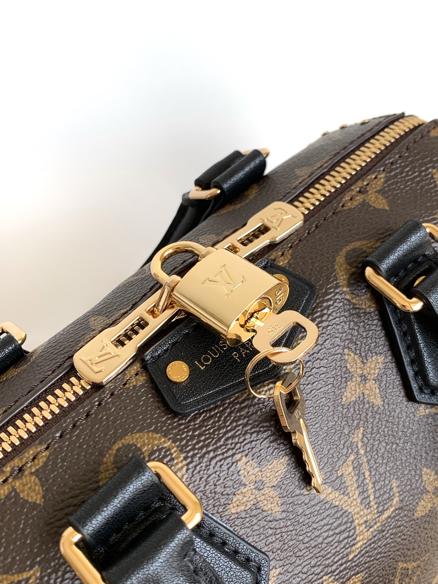 💰470
【顶级原单163c01 变码芯片 】
M13146
Speedy Trunk 手袋以大胆理念重构经典设计,瞩目亮相路易威登 2025 Cruise 早春秀场。Monogram 帆布搭配 Monogram Reverse 饰边,展现 Nicolas Ghesquière 的标志性笔触,耀目金属件致敬品牌悠远制箱传承。肩带和链条均可拆卸,斜挎、肩背或手提皆宜。
16 x 11 x 20.5 厘米
(高 x 宽 x 长度)
Monogram 帆布
牛皮革饰边
织物内衬
金属件
挂锁
内贴袋
链条:可拆卸
链条半长:13.0 厘米
手柄:双手柄