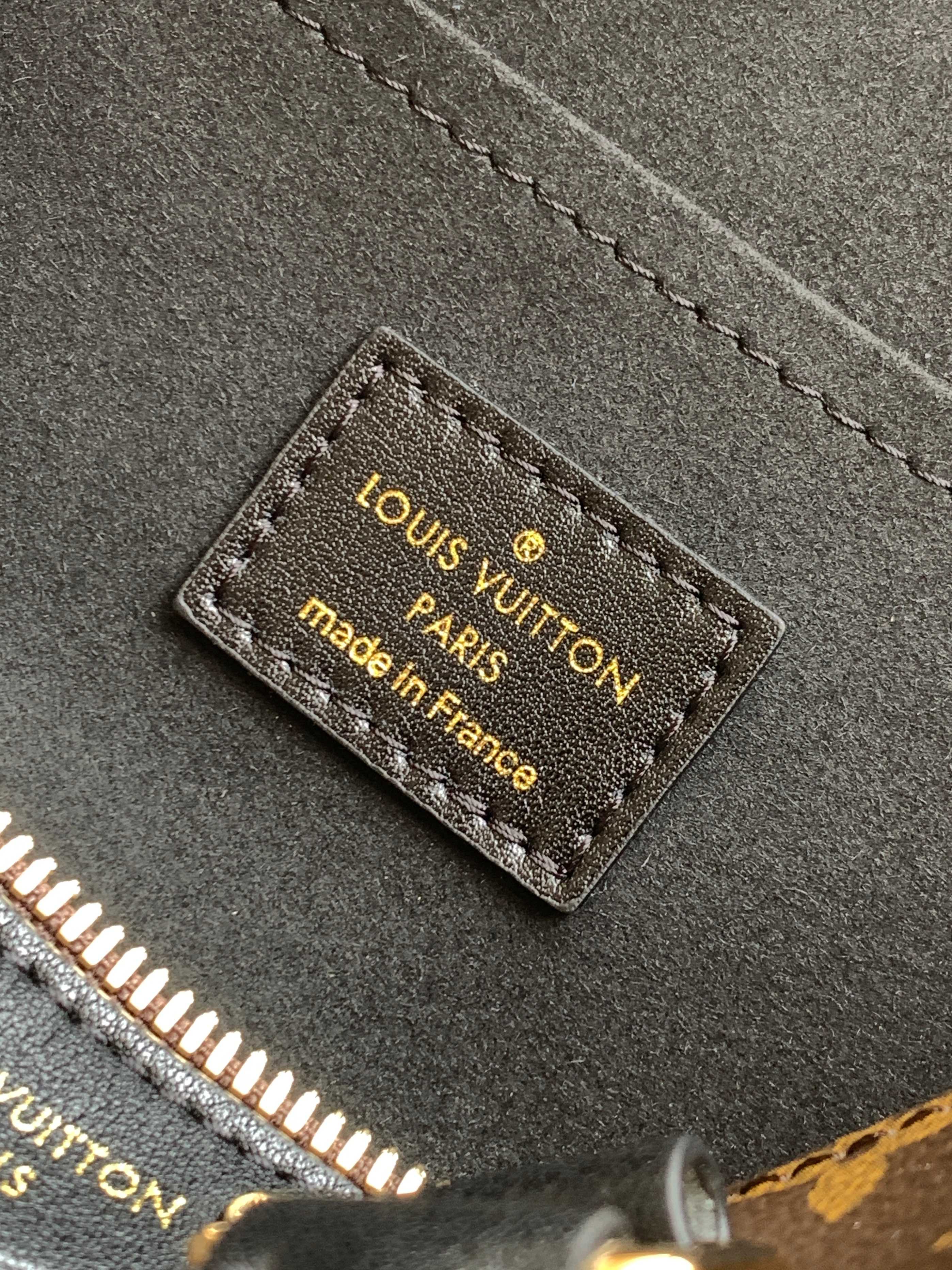 💰470
【顶级原单163c01 变码芯片 】
M13146
Speedy Trunk 手袋以大胆理念重构经典设计,瞩目亮相路易威登 2025 Cruise 早春秀场。Monogram 帆布搭配 Monogram Reverse 饰边,展现 Nicolas Ghesquière 的标志性笔触,耀目金属件致敬品牌悠远制箱传承。肩带和链条均可拆卸,斜挎、肩背或手提皆宜。
16 x 11 x 20.5 厘米
(高 x 宽 x 长度)
Monogram 帆布
牛皮革饰边
织物内衬
金属件
挂锁
内贴袋
链条:可拆卸
链条半长:13.0 厘米
手柄:双手柄