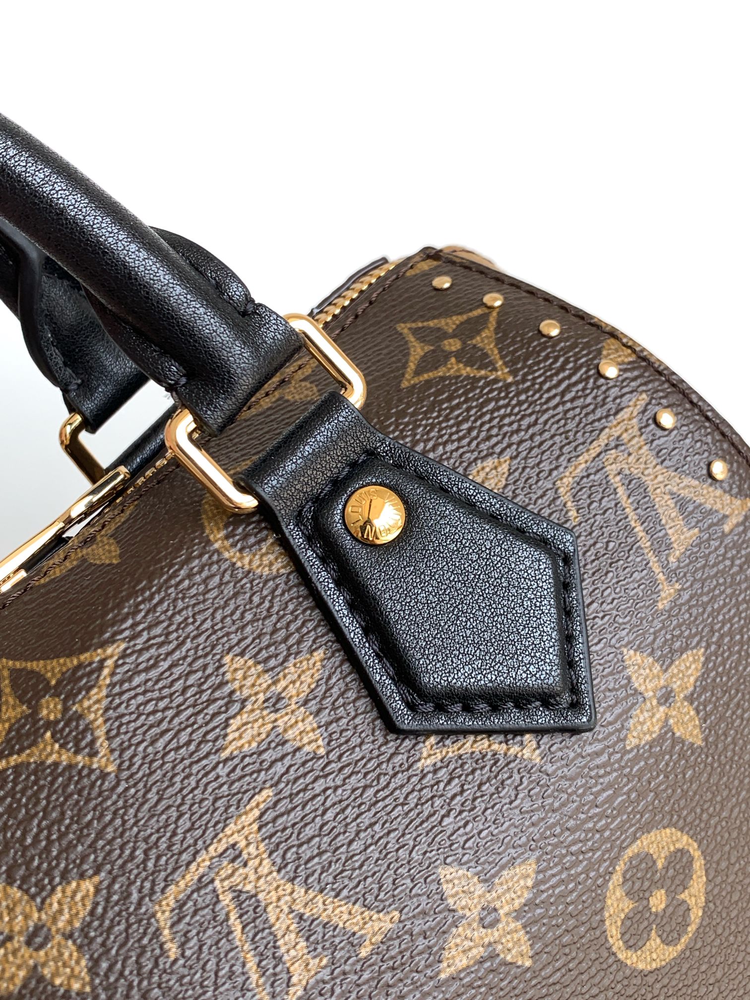 💰470
【顶级原单163c01 变码芯片 】
M13146
Speedy Trunk 手袋以大胆理念重构经典设计,瞩目亮相路易威登 2025 Cruise 早春秀场。Monogram 帆布搭配 Monogram Reverse 饰边,展现 Nicolas Ghesquière 的标志性笔触,耀目金属件致敬品牌悠远制箱传承。肩带和链条均可拆卸,斜挎、肩背或手提皆宜。
16 x 11 x 20.5 厘米
(高 x 宽 x 长度)
Monogram 帆布
牛皮革饰边
织物内衬
金属件
挂锁
内贴袋
链条:可拆卸
链条半长:13.0 厘米
手柄:双手柄