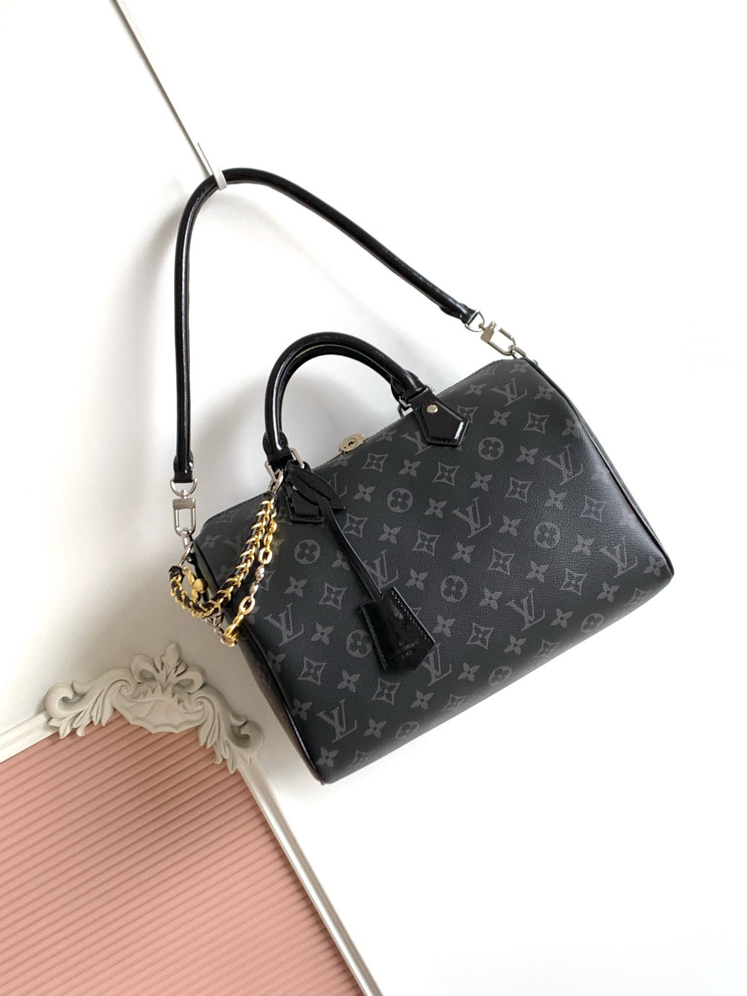 P550 pedido original superior, chip de transcodificación M15102 Este bolso Speedy Soft 30 proviene de la serie LV Ski y…