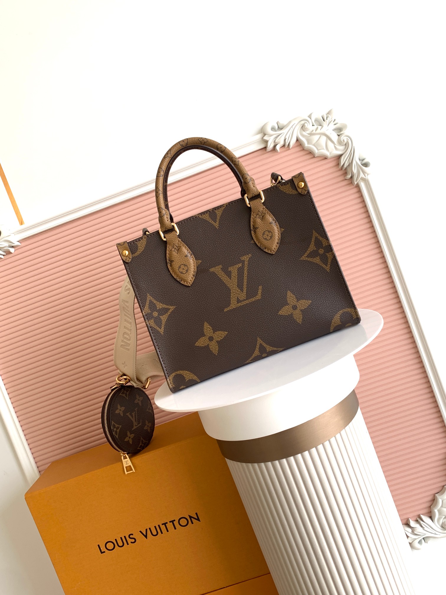 p400P top pedido original M46373 Este bolso pequeño OnTheGo está hecho de lona Monogram y Monogram Reverse, con el patr…