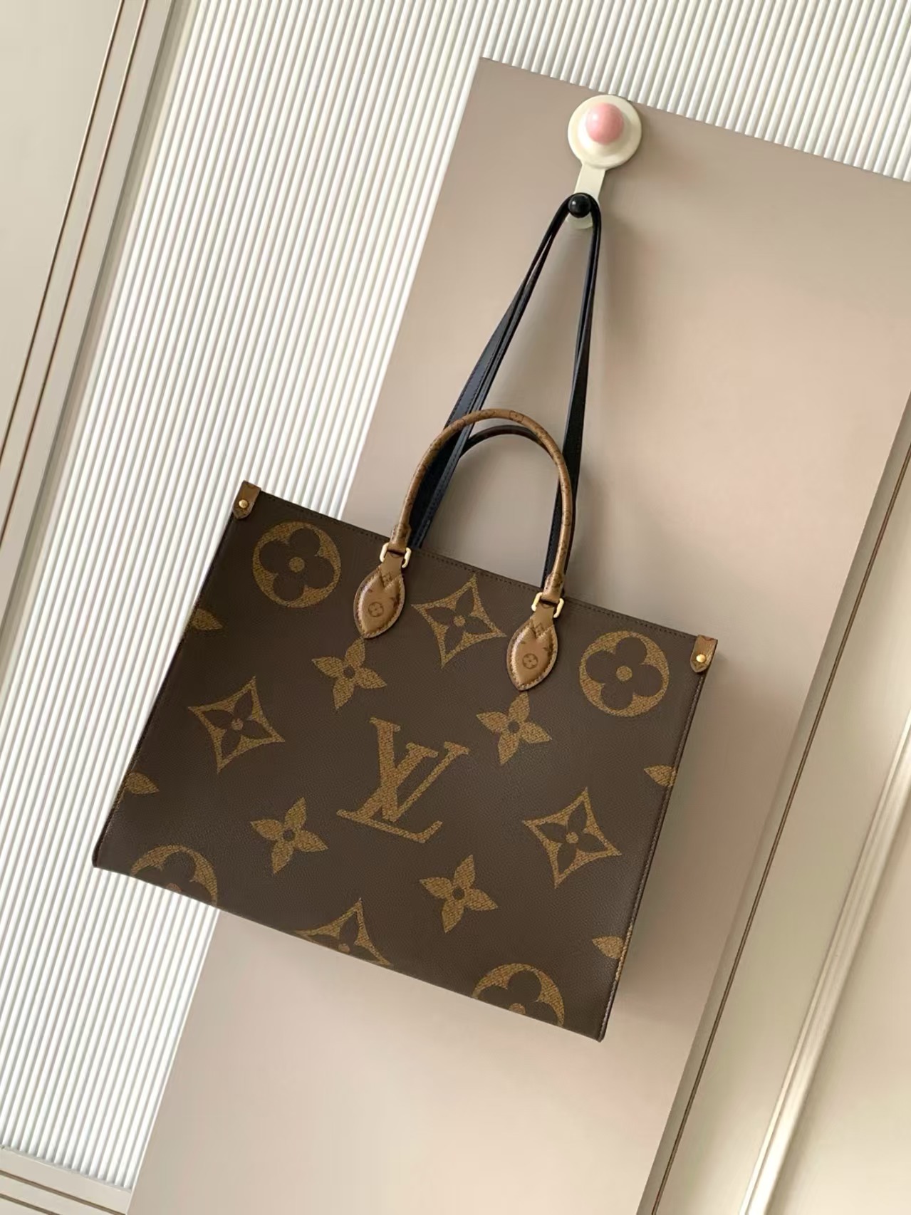 p350PM45320 (correa de hombro grande de cuero negro de 41 pulgadas) El bolso original con tapa dinámica de Onthego es l…