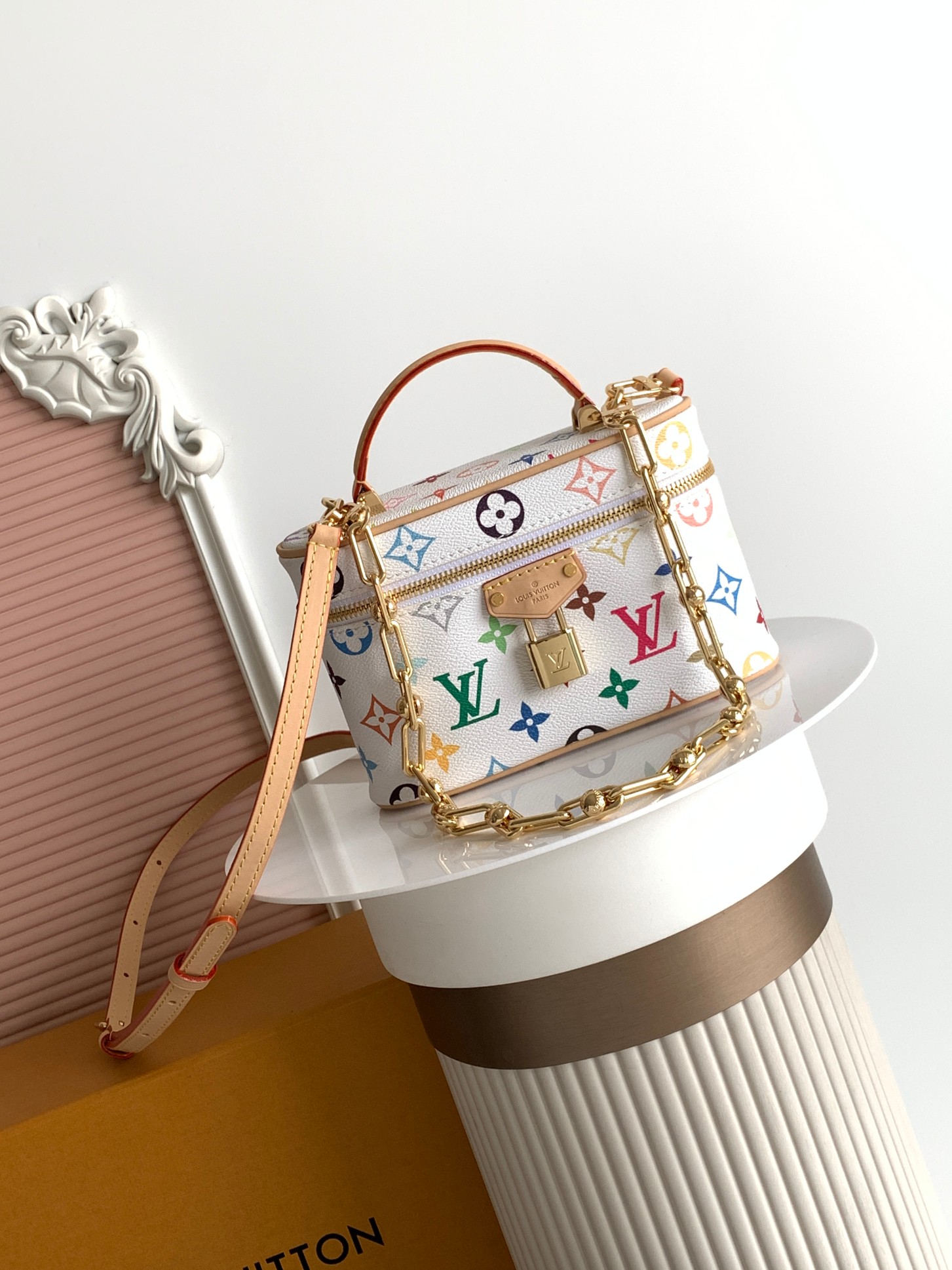 【动态163c01芯片 顶级原单加强版】M13662白彩 本款 Vanity Pouch 手袋出自路易威