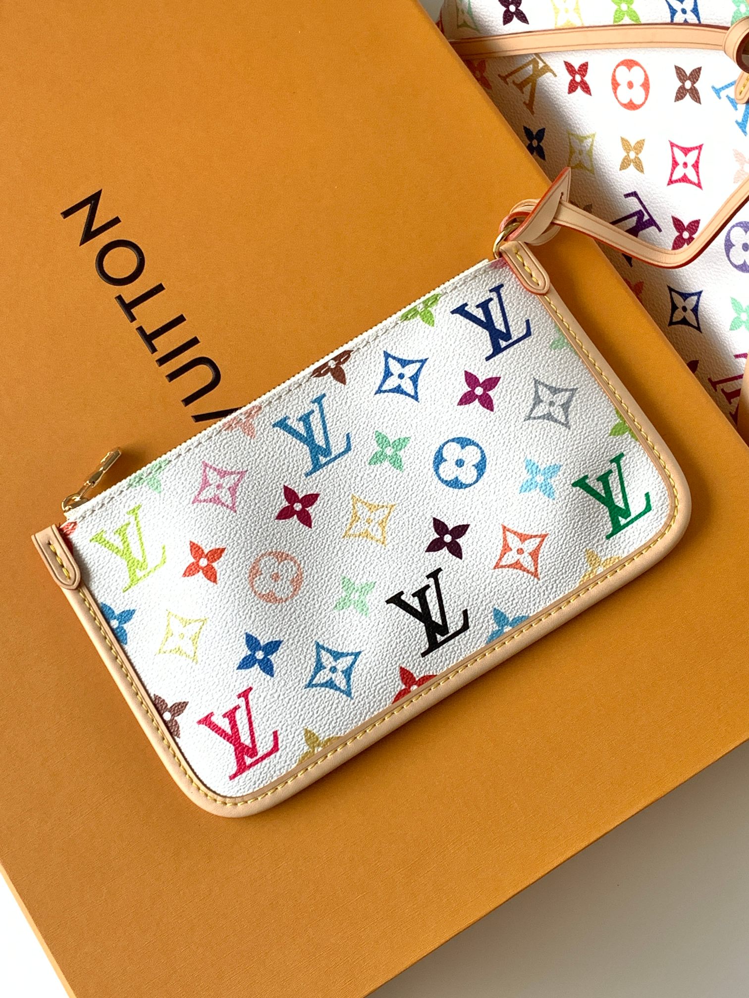 顶级原单,变码芯片M13661本款 CarryAll 小号手袋出自路易威登 x 村上隆再版系列,为 Mo 顶级原单,变码芯片M13661本款 CarryAll 小号手袋出自路易威登 x 村上隆再版系列,为 Mo