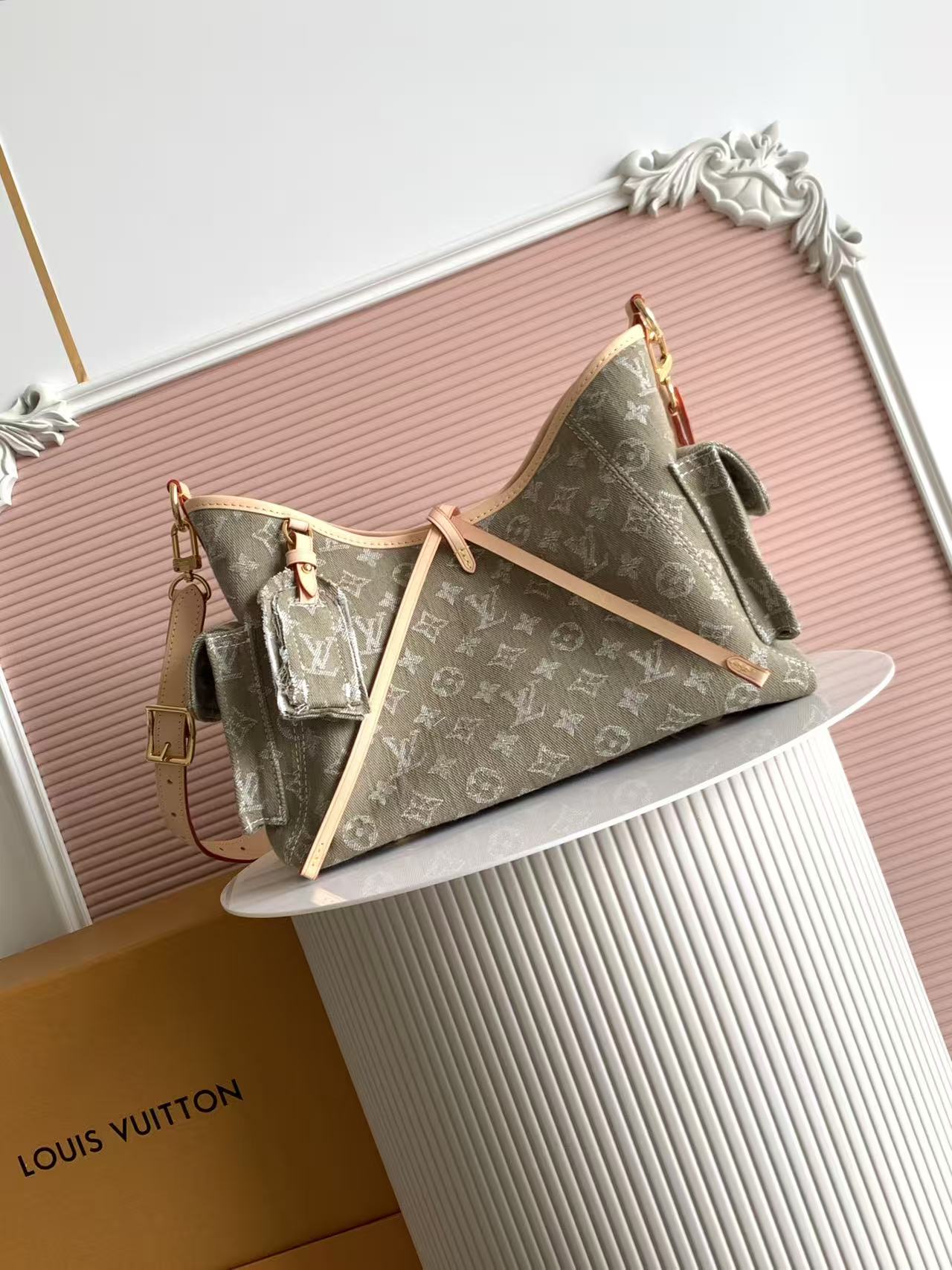 PM27623绿色     M28287蓝色    本款 Carryall Cargo 小号手袋出自 D