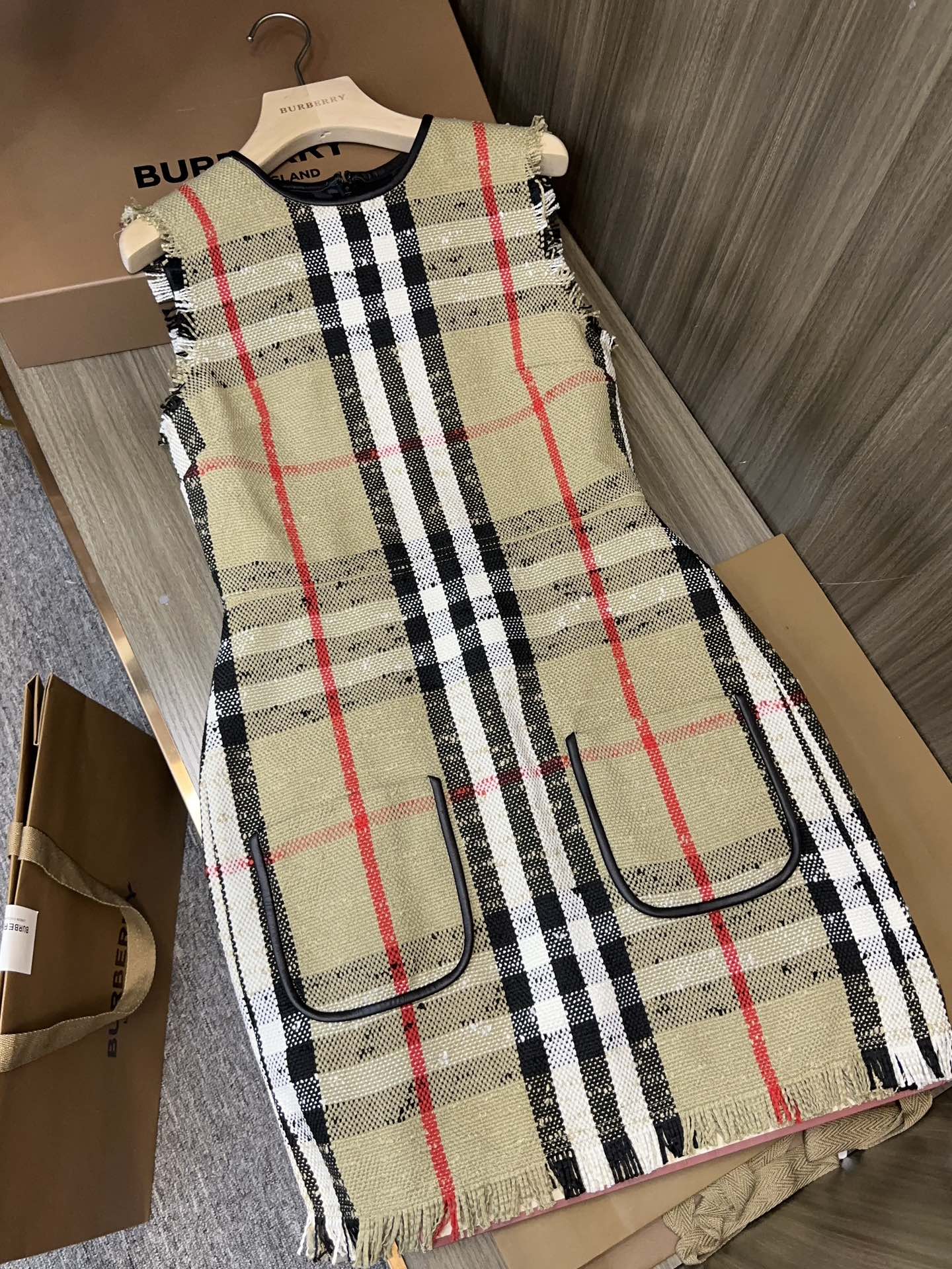 Burberry Venta
 Ropa Vestidos Marco de madera a cuadros Mujeres Piel oveja Tejido Lana Colección primavera – verano Fashion