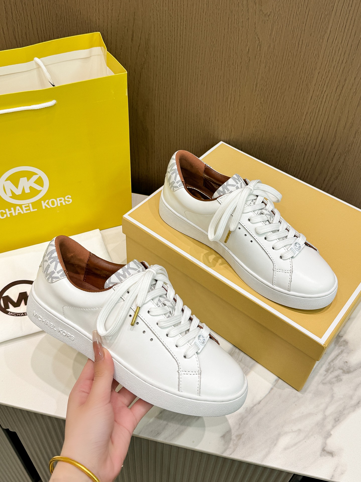 NO:414932,MK original fabric, sheepskin inner lining, sheepskin footbed, metal buckle., size 36-41:, casual shoes/sports shoes, sneakers, sheepskin19860909MK 原版面料,羊皮内里,羊皮垫脚,金属扣.,码数36-41 :,休闲鞋/运动鞋,sneakers,sheepskin,Women's Shoes