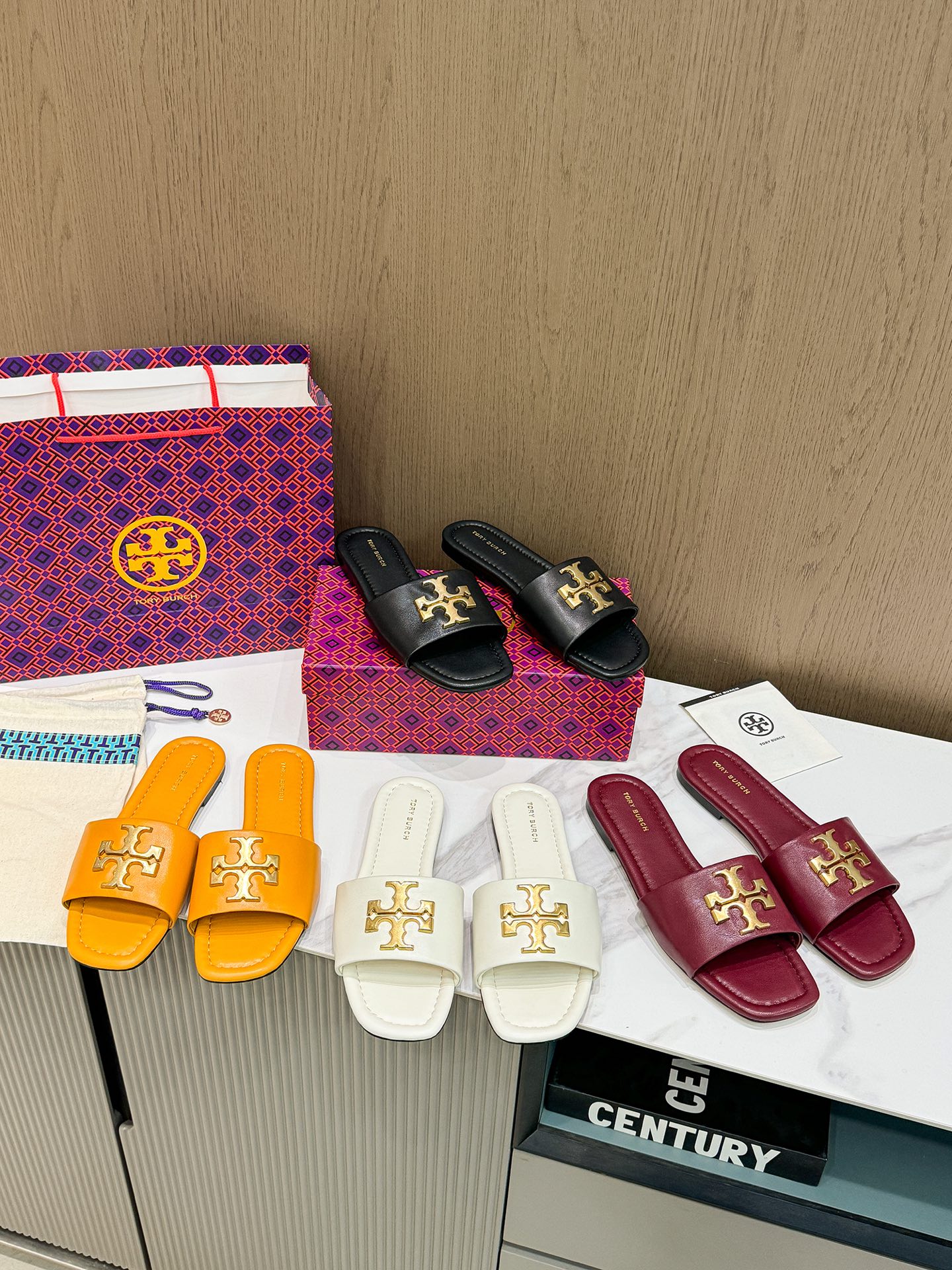 Tory Burch: Cozy Flat-Bed Slippers with Sheep Skin Lining for Trade Orders - 图片 9