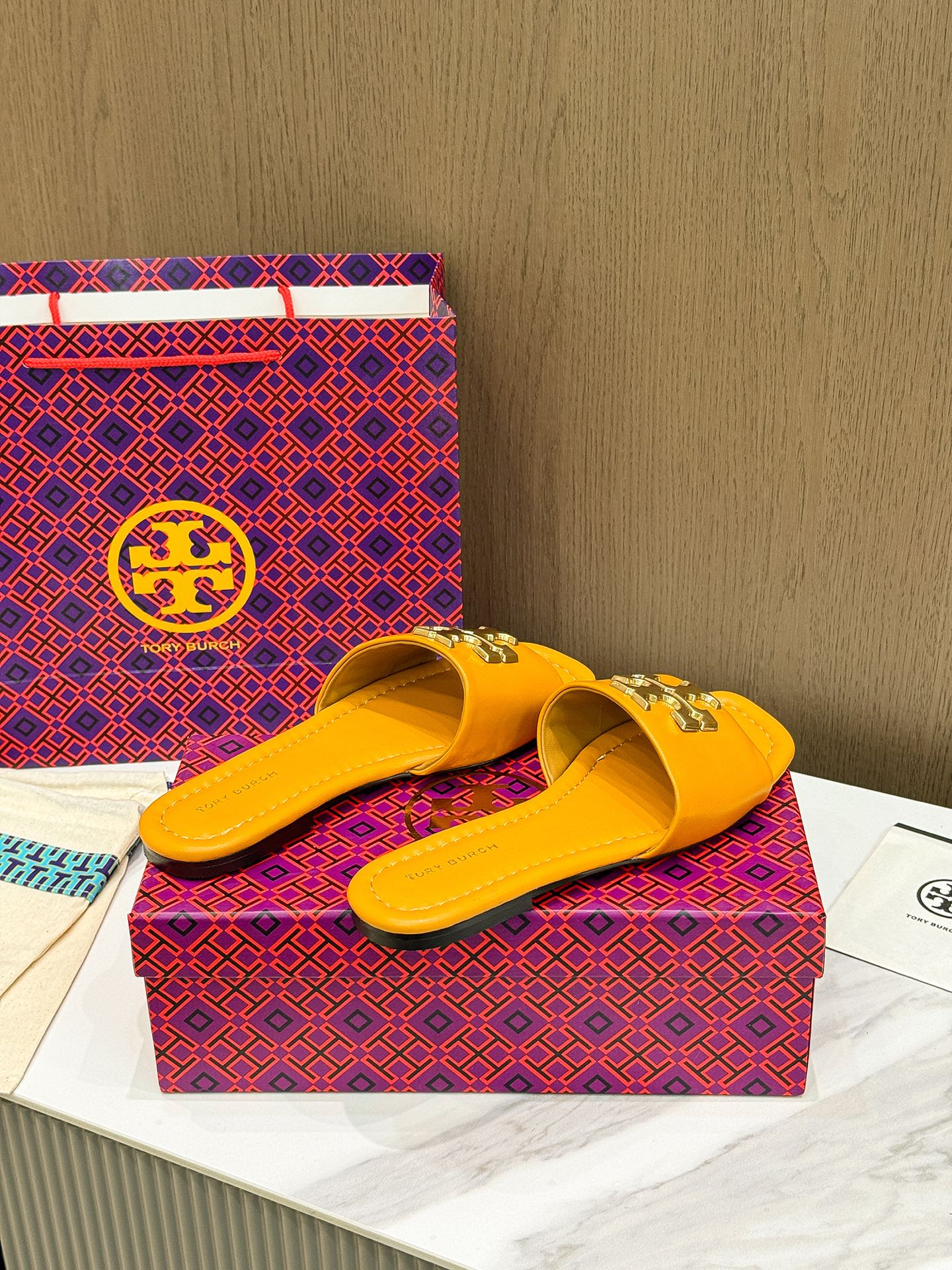 Tory Burch: Comfortable Flat-Bed Slippers for Foreign Trade Orders with Premium Materials. - 图片 3