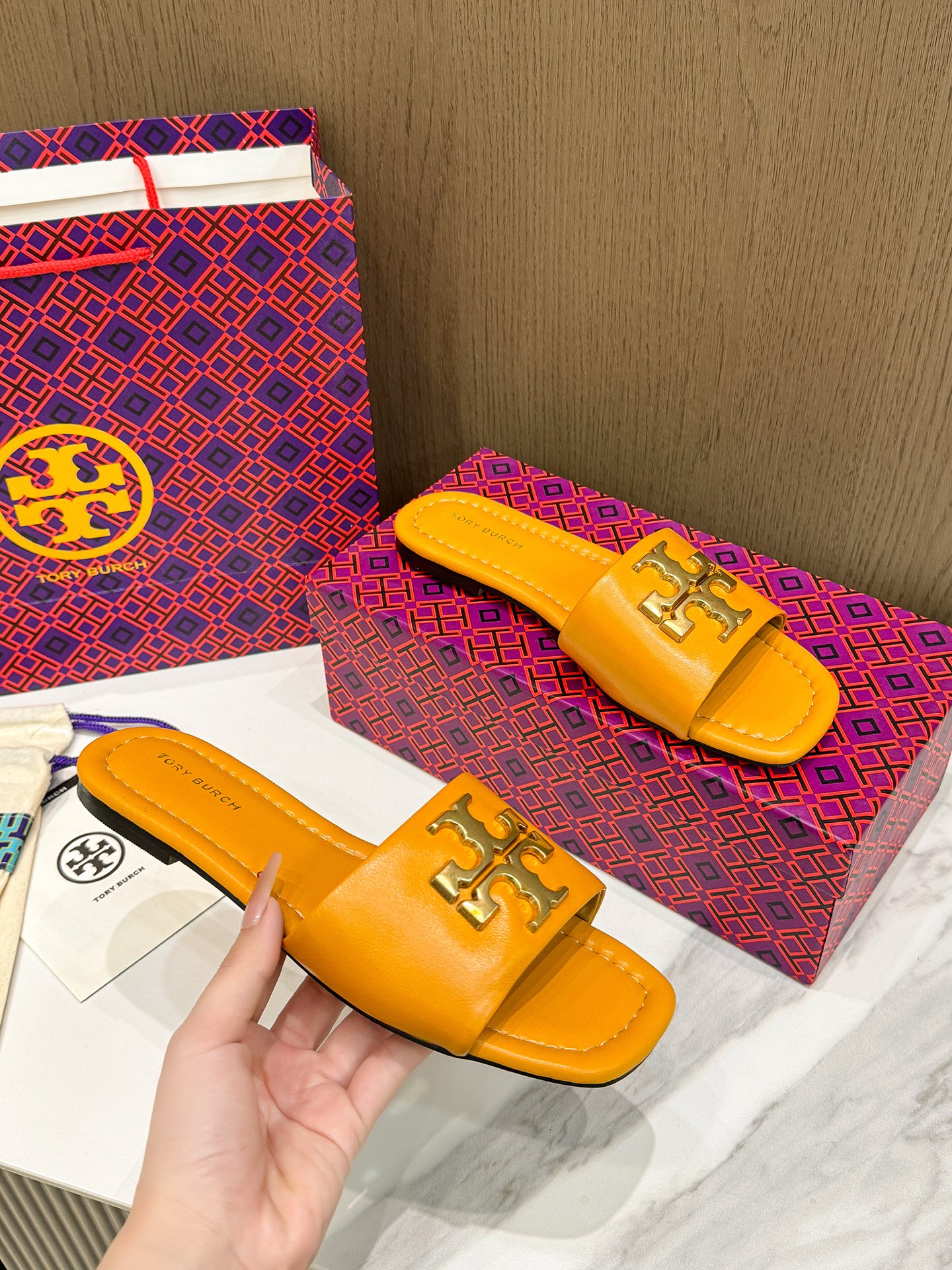 Tory Burch: Comfortable Flat-Bed Slippers for Foreign Trade Orders with Premium Materials. - 图片 5