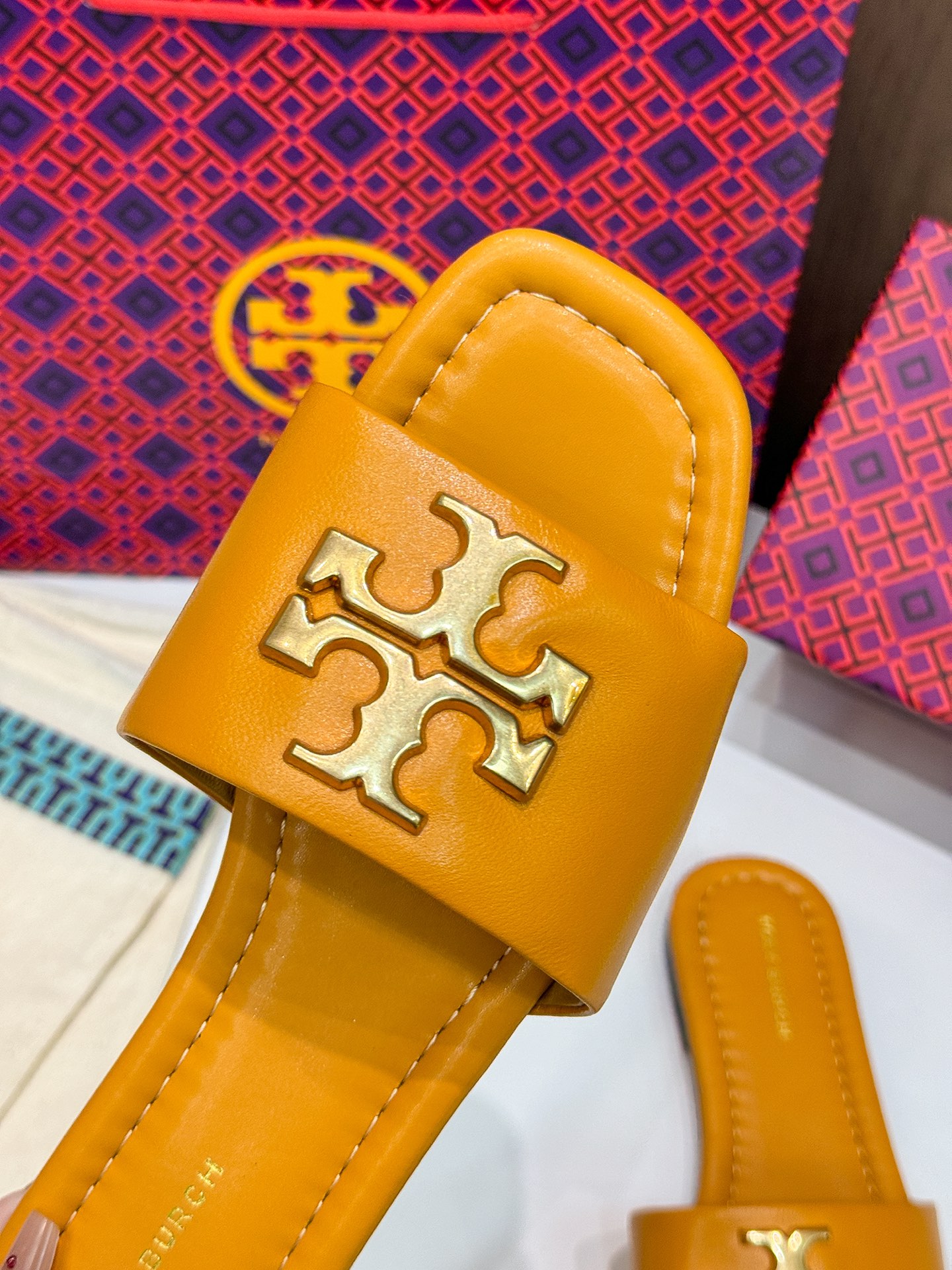 Tory Burch: Comfortable Flat-Bed Slippers for Foreign Trade Orders with Premium Materials. - 图片 6