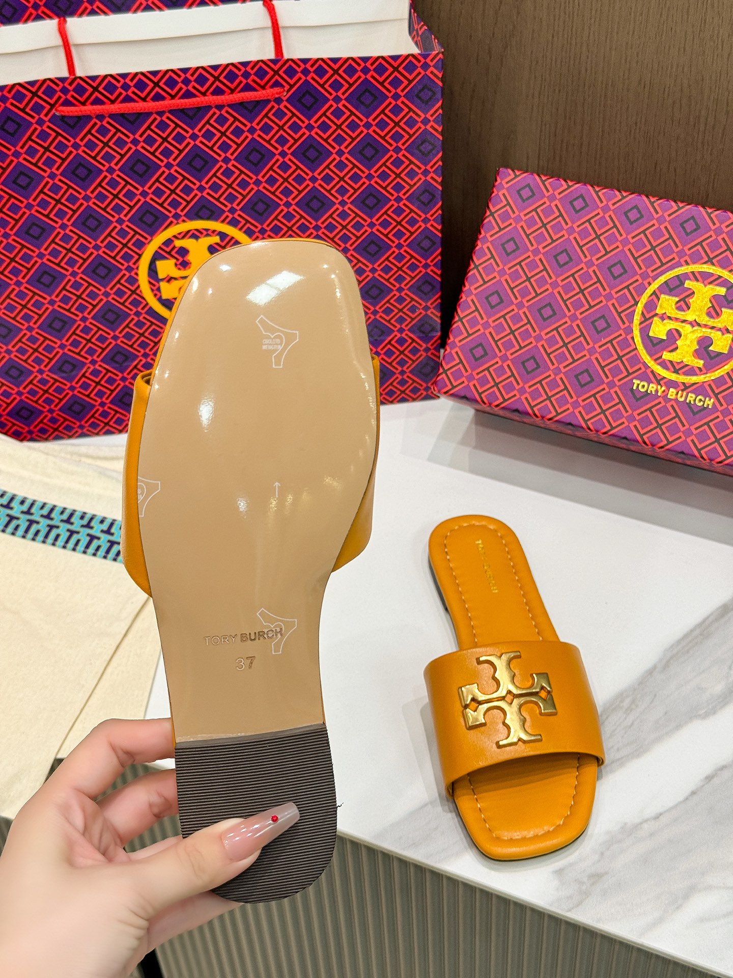 Tory Burch: Comfortable Flat-Bed Slippers for Foreign Trade Orders with Premium Materials. - 图片 7