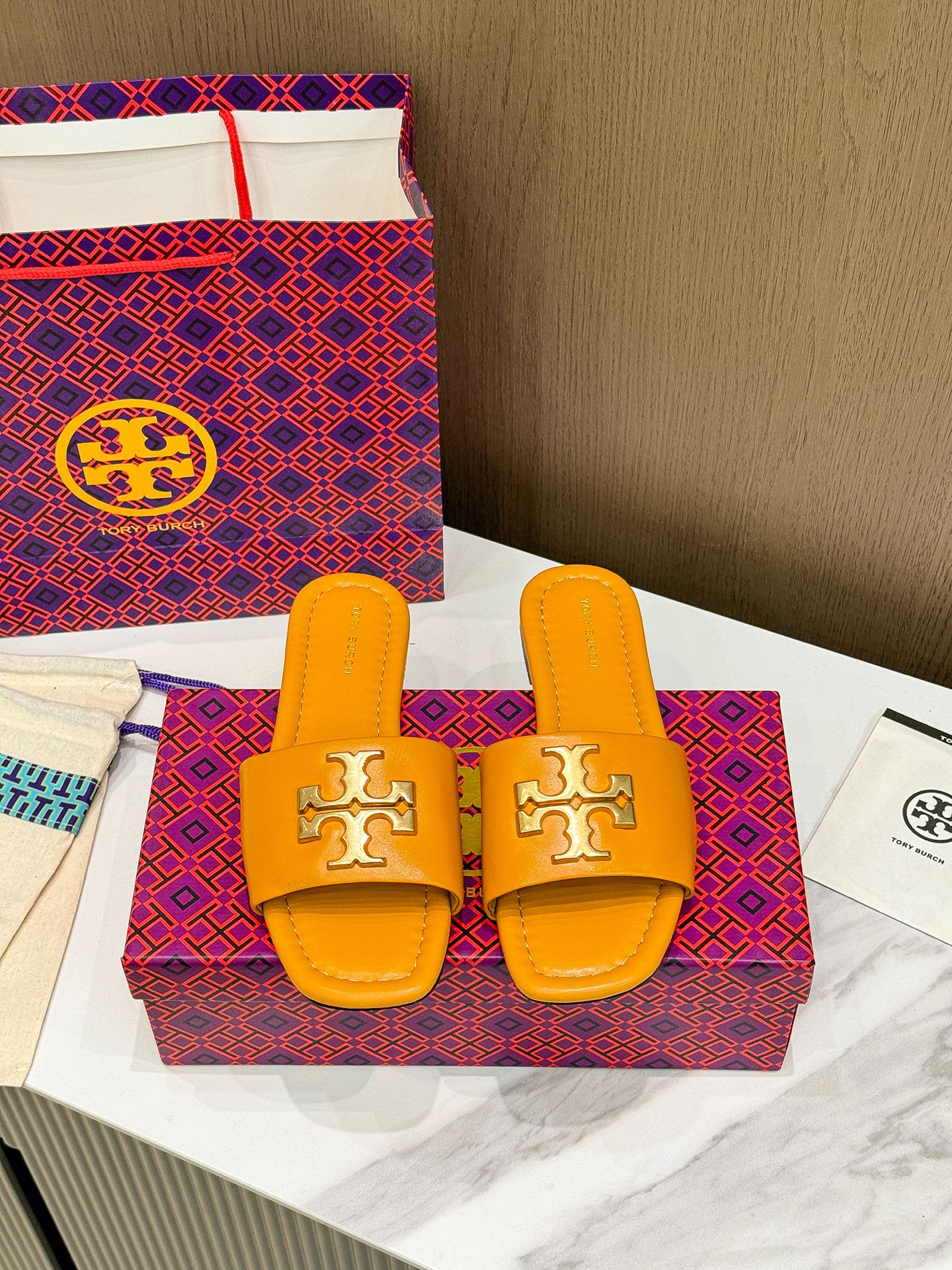 Tory Burch: Comfortable Flat-Bed Slippers for Foreign Trade Orders with Premium Materials. - 图片 4