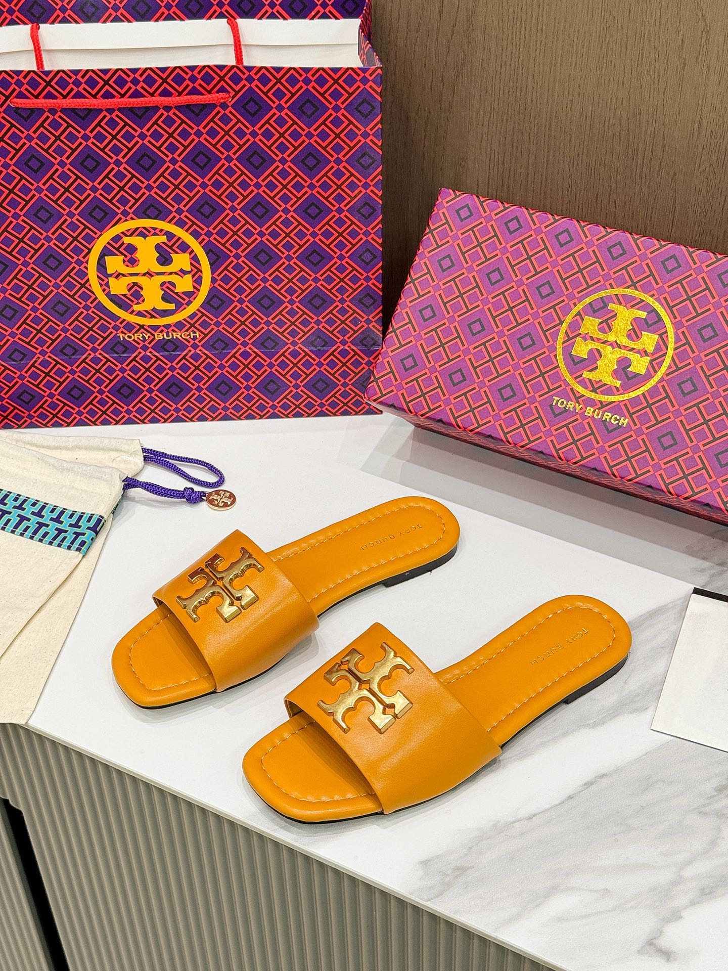 Tory Burch: Comfortable Flat-Bed Slippers for Foreign Trade Orders with Premium Materials. - 图片 2