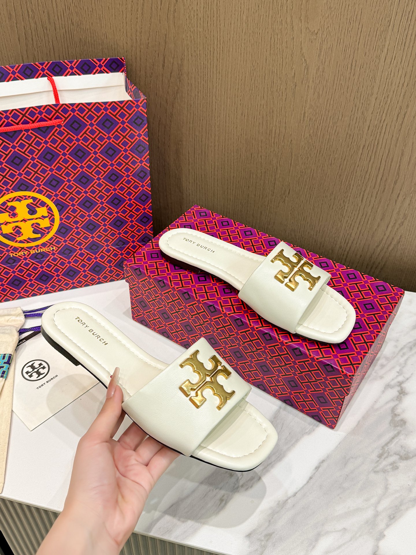Tory Burch: Cozy Flat-Bed Slippers with Sheep Skin Lining for Trade Orders - 图片 5