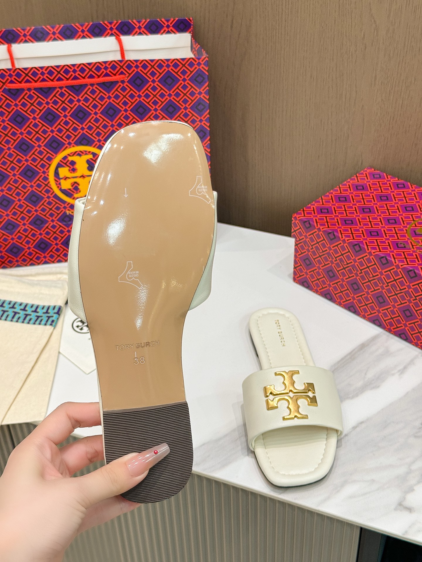 Tory Burch: Cozy Flat-Bed Slippers with Sheep Skin Lining for Trade Orders - 图片 3