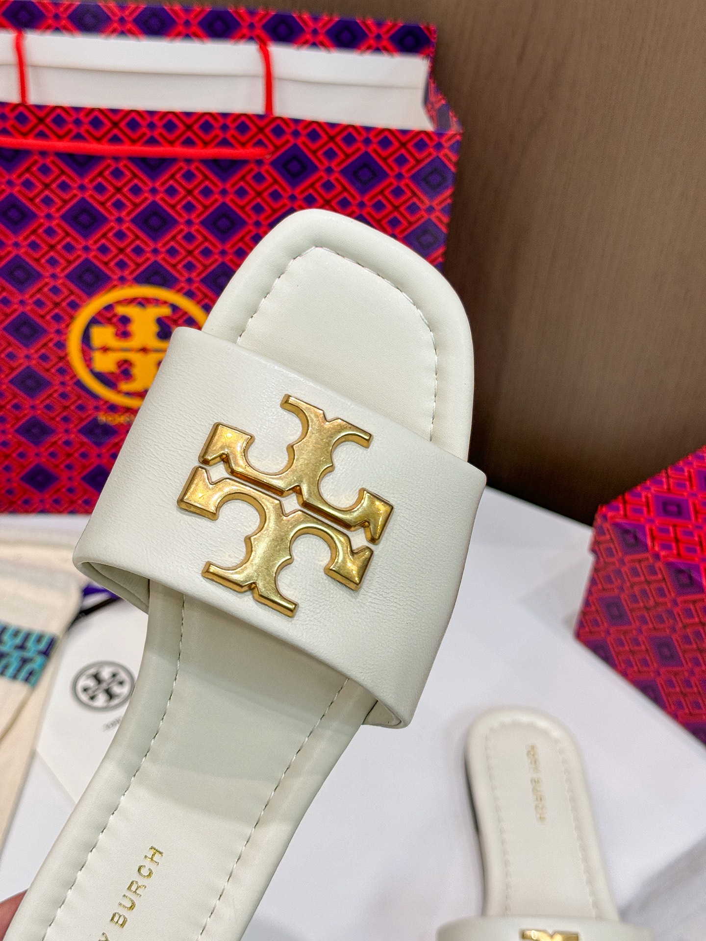 Tory Burch: Cozy Flat-Bed Slippers with Sheep Skin Lining for Trade Orders - 图片 4
