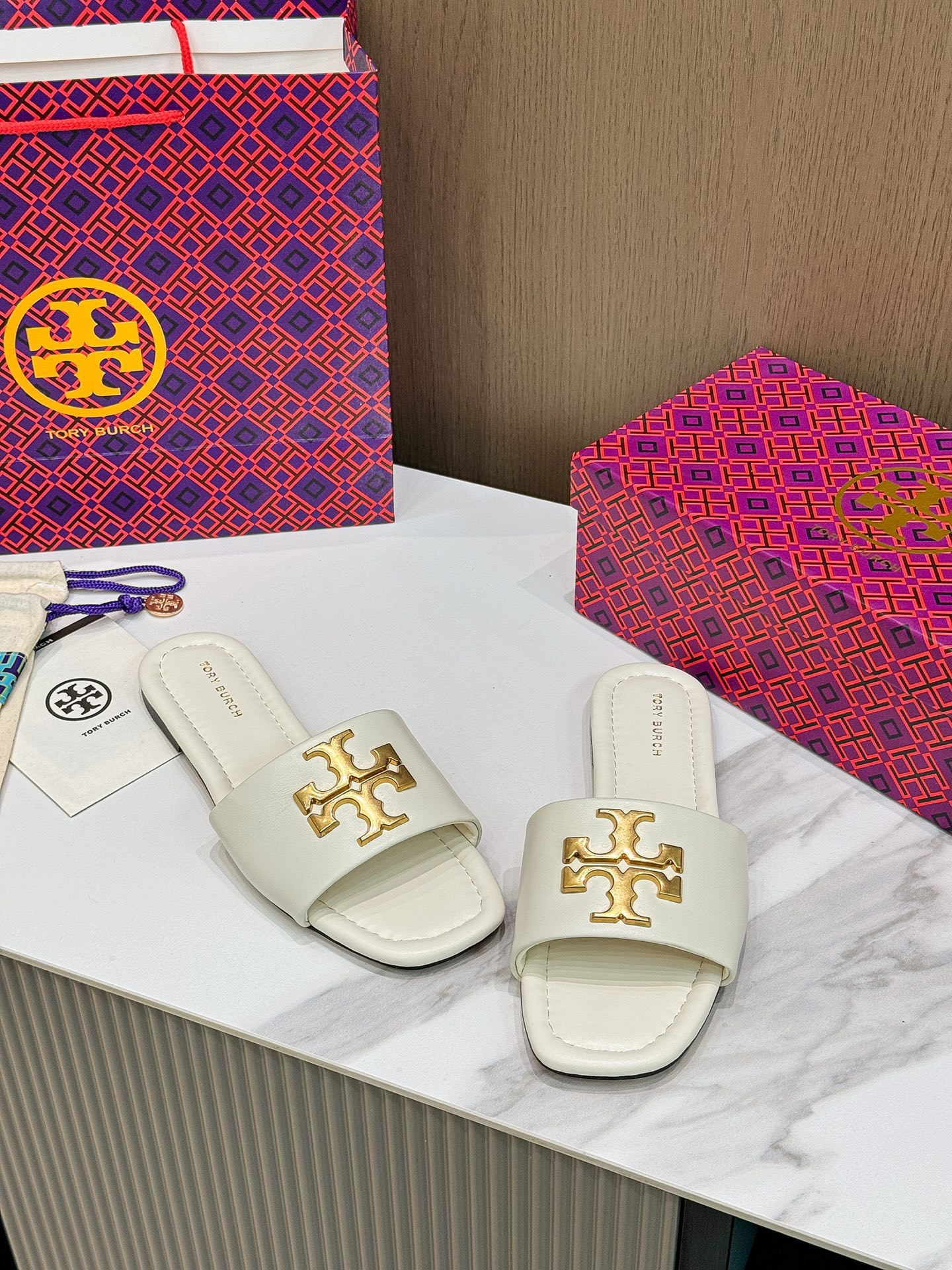 Tory Burch: Cozy Flat-Bed Slippers with Sheep Skin Lining for Trade Orders - 图片 2
