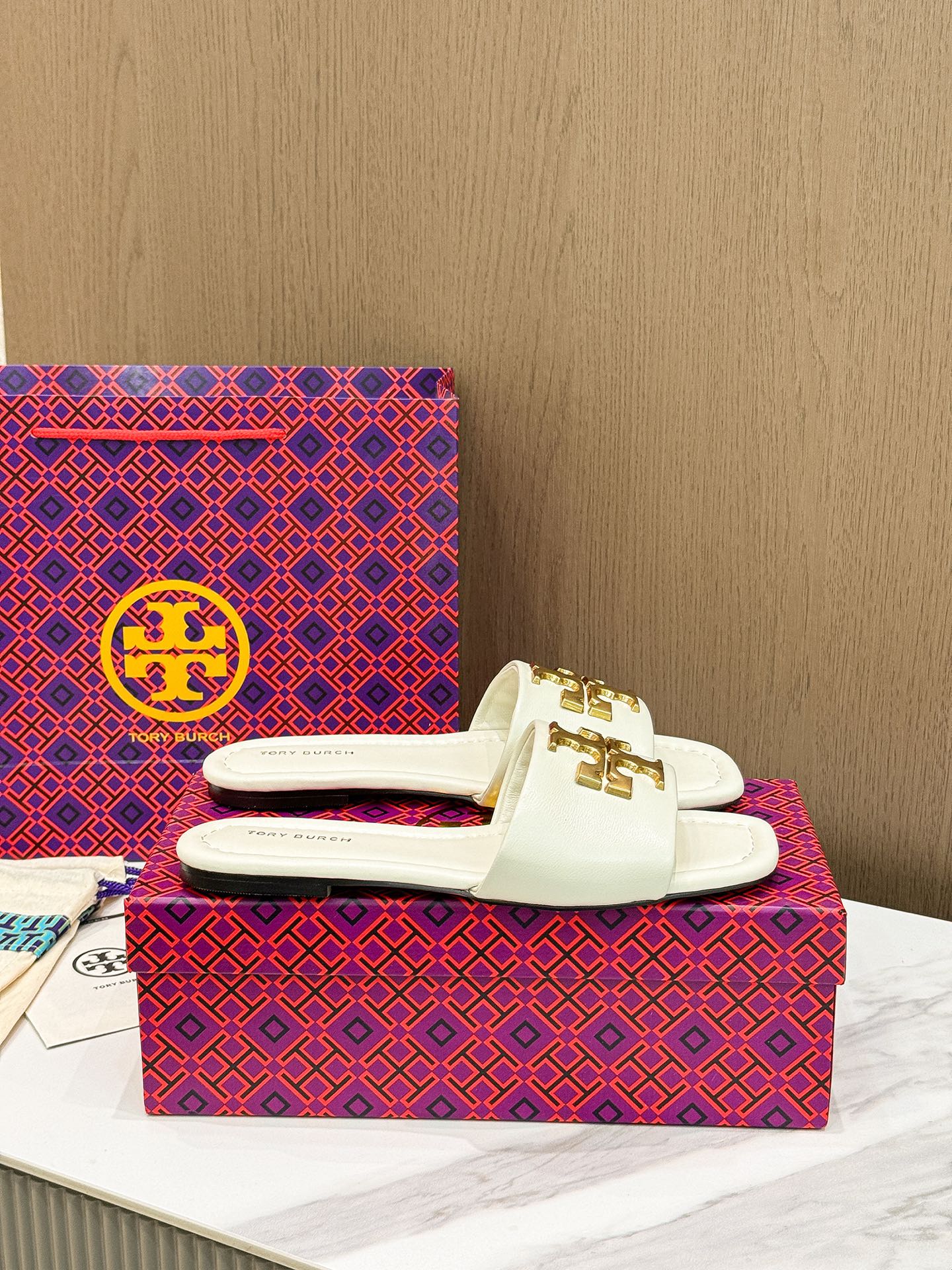 Tory Burch: Cozy Flat-Bed Slippers with Sheep Skin Lining for Trade Orders - 图片 7
