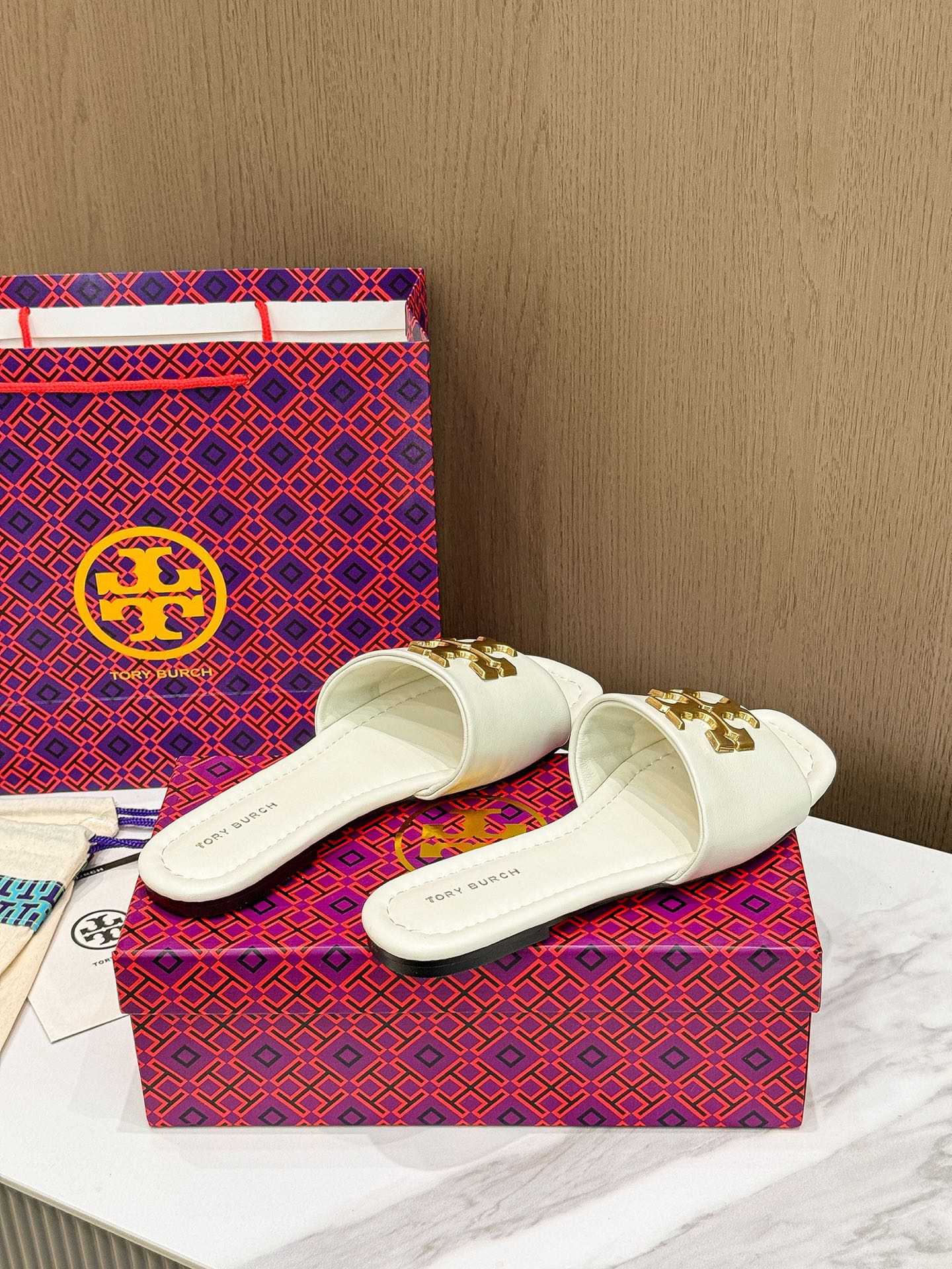 Tory Burch: Cozy Flat-Bed Slippers with Sheep Skin Lining for Trade Orders - 图片 6