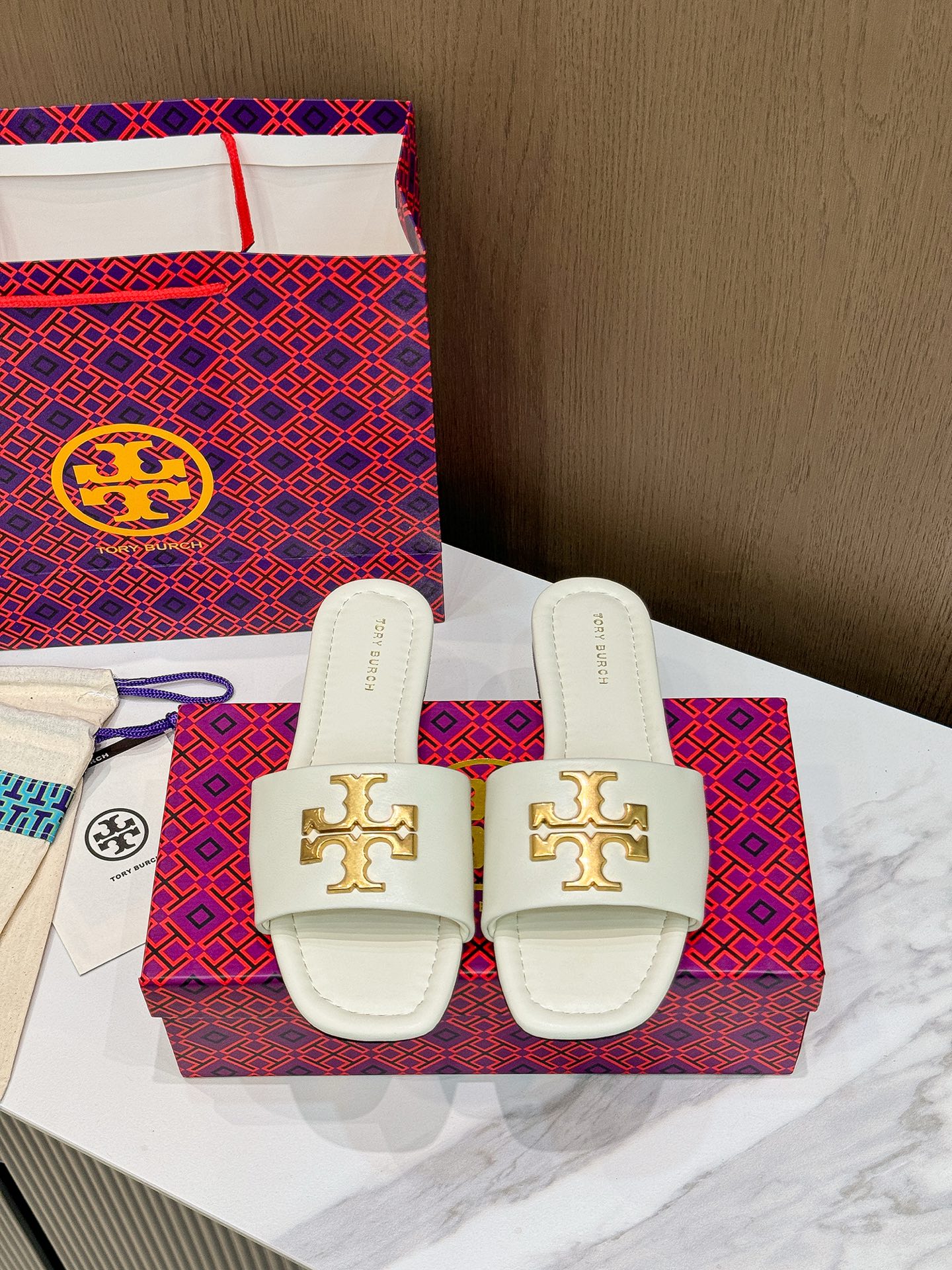 Tory Burch: Cozy Flat-Bed Slippers with Sheep Skin Lining for Trade Orders - 图片 8