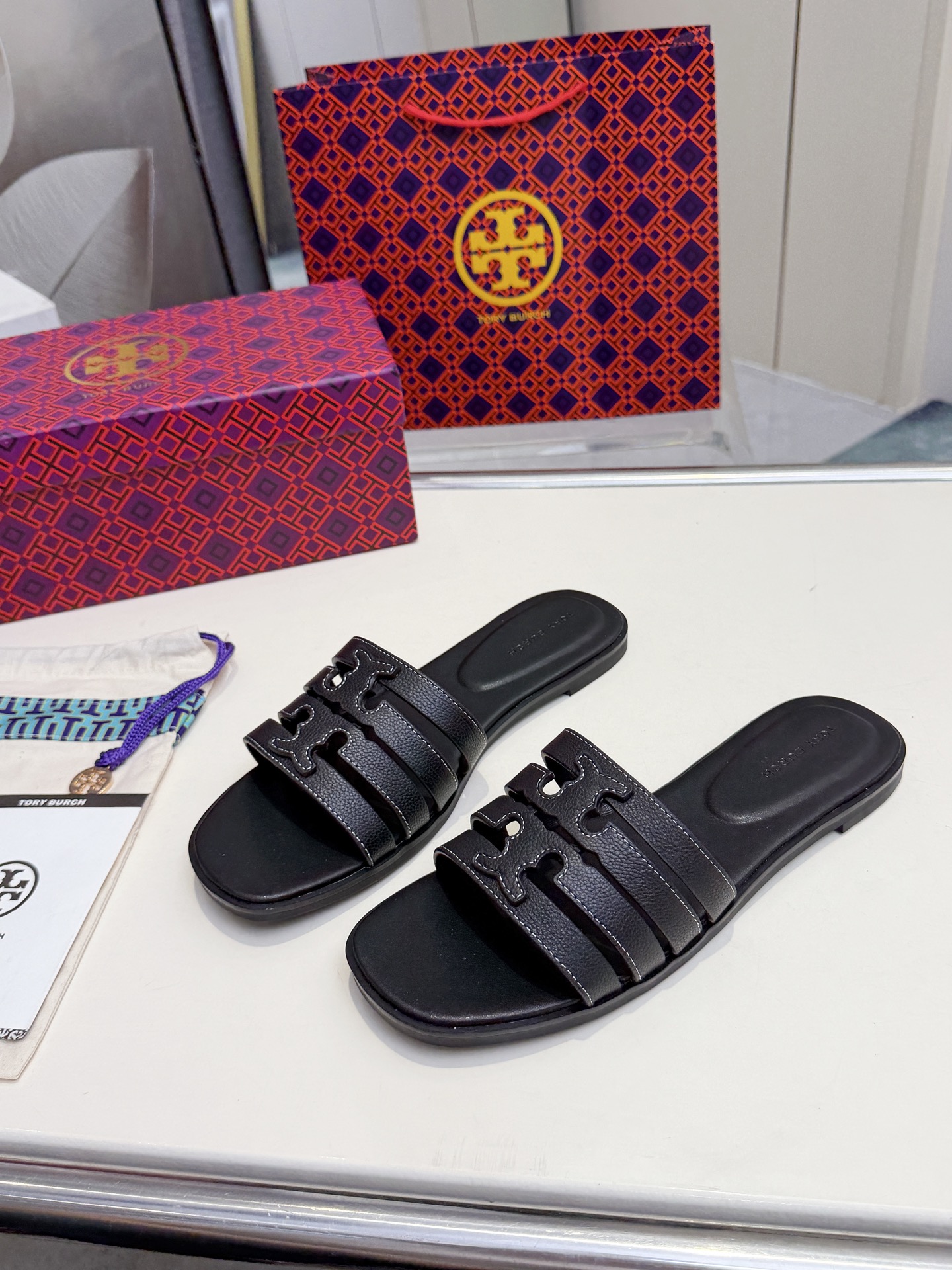 NO:783475,The affordable ToryBurch brand is an American luxury fashion lifestyle brand that inspires people all over the world with designs full of personality, beauty and confidence. If you want to say what to wear in summer that is comfortable and frees your feet, it must be comfortable slippers!  These ToryBurch flat slippers are casual and fashionable. They have a one-line slipper shape. The leather fabric is very soft and comfortable, with a soft feel. The iconic double T logo on the upper is embellished with gold edge bottom processing. It is not obvious from a distance. It is relatively simple and elegant, with a low-key temperament. It is suitable for those with thin feet.  This model is not recommended for those with wide feet, because the straps are thicker, and fat feet will look bloated when worn. They are more comfortable to wear than flip-flops, and the color is very white and tender. The soles are very soft, and the upper feet are soft. The foot pads are also sheepskin, which is soft and comfortable. When you wear them, you feel that your feet are really relaxed.  The fabric is high-quality original sheepskin. The inner padding sheepskin is soft and comfortable. Outsole mold rubber outsole. Size 35-42 standard size, burberry, slippers, sheepskin19860909实价ToryBurch品牌是美国奢华时尚生活方式品牌,以充满个性、美感及自信的设计激发世界各地人们的灵感,要说夏天穿什么舒适、让脚得到解放,那必然就是舒适的一子拖鞋！这款ToryBurch平底拖鞋休闲又时髦,一字拖鞋鞋型,皮面料非常柔软舒适,软绵绵的一个手感,鞋面标志性双T大Logo点缀金边底层处理,远看不明显,比较简单大方,低调气质款,适合脚偏瘦的,肉脚宽脚这款不推荐哦,因为一字带比较厚,胖脚穿显臃肿压脚,比夹趾拖鞋穿起来更为舒适,颜色也非常显白嫩,鞋底非常的柔软,上脚软绵绵的,垫脚也是羊皮,又软又舒服,穿上去从心里感觉到脚真的好放松. 面料优质原版羊皮 内里垫脚绵羊皮柔软舒适 大底模具橡胶大底 码数35-42标准码数,,burberry,slippers,sheepskin,Men's shoes