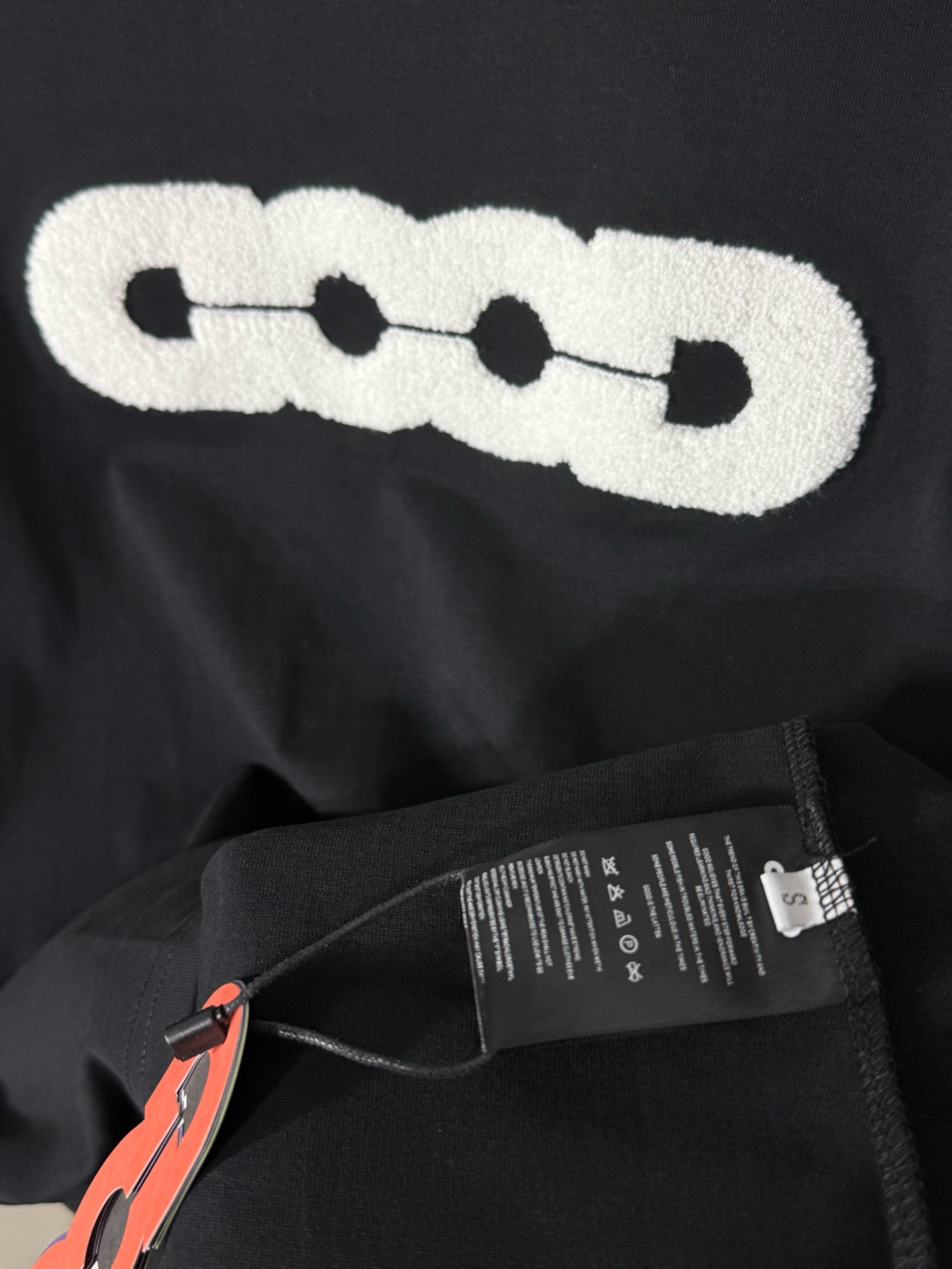 💰90
GOODBRAND-地球毛巾绣圆领短袖T恤
面料采用280克双股双纱纯棉面料，手感舒适柔软，上身舒适透气，领口采用同缸同色罗纹，不紧绷，不变形，前后图案采用毛巾绣花工艺而成，做工复杂，耗时耗力，背后领口订制原版五金字母纽扣，下摆缝制并排字母大标，整体凸显衣服的特点，大厂做工，原版原标，三标齐全，os宽松版型，放心入手，最大可穿200斤。

颜色： 黑色
尺码： S M L XL