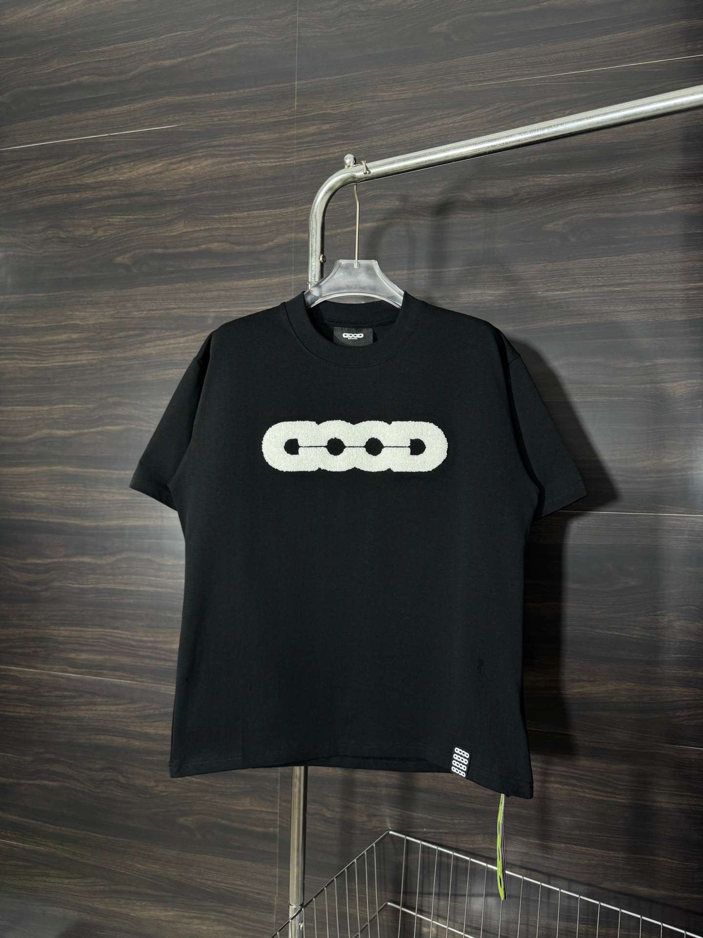 💰90
GOODBRAND-地球毛巾绣圆领短袖T恤
面料采用280克双股双纱纯棉面料，手感舒适柔软，上身舒适透气，领口采用同缸同色罗纹，不紧绷，不变形，前后图案采用毛巾绣花工艺而成，做工复杂，耗时耗力，背后领口订制原版五金字母纽扣，下摆缝制并排字母大标，整体凸显衣服的特点，大厂做工，原版原标，三标齐全，os宽松版型，放心入手，最大可穿200斤。

颜色： 黑色
尺码： S M L XL