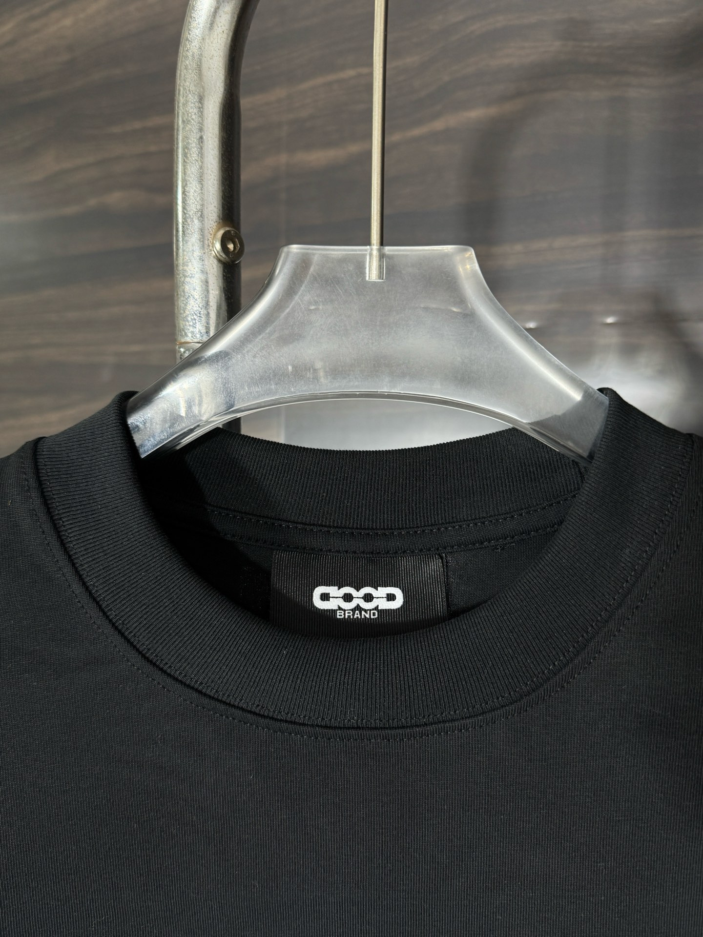 💰90
GOODBRAND-地球毛巾绣圆领短袖T恤
面料采用280克双股双纱纯棉面料，手感舒适柔软，上身舒适透气，领口采用同缸同色罗纹，不紧绷，不变形，前后图案采用毛巾绣花工艺而成，做工复杂，耗时耗力，背后领口订制原版五金字母纽扣，下摆缝制并排字母大标，整体凸显衣服的特点，大厂做工，原版原标，三标齐全，os宽松版型，放心入手，最大可穿200斤。

颜色： 黑色
尺码： S M L XL