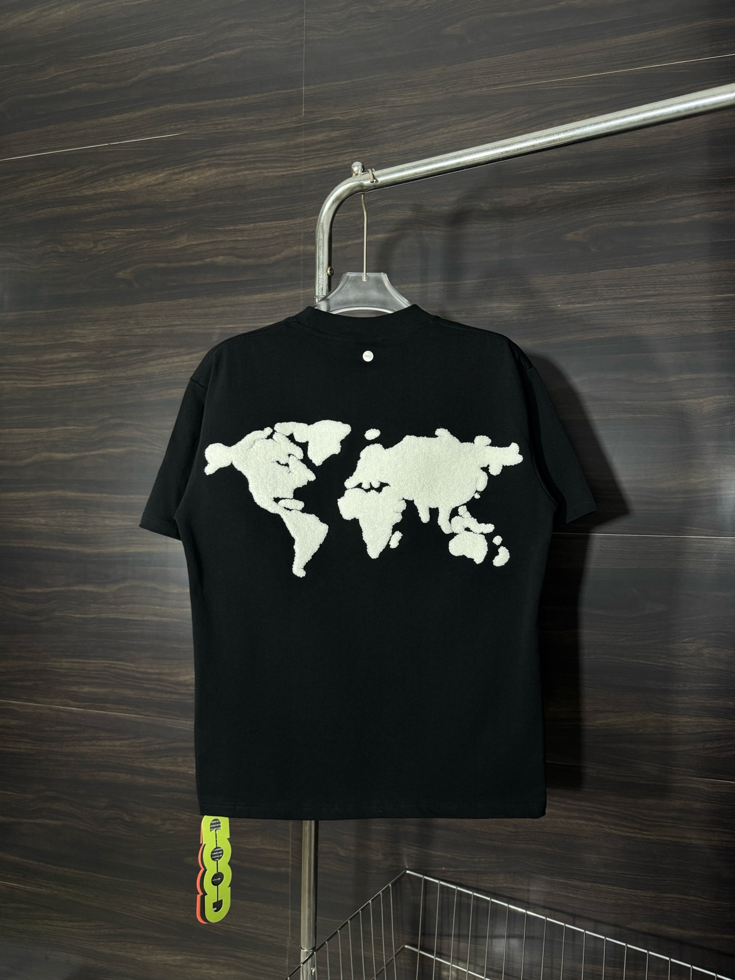 💰90
GOODBRAND-地球毛巾绣圆领短袖T恤
面料采用280克双股双纱纯棉面料，手感舒适柔软，上身舒适透气，领口采用同缸同色罗纹，不紧绷，不变形，前后图案采用毛巾绣花工艺而成，做工复杂，耗时耗力，背后领口订制原版五金字母纽扣，下摆缝制并排字母大标，整体凸显衣服的特点，大厂做工，原版原标，三标齐全，os宽松版型，放心入手，最大可穿200斤。

颜色： 黑色
尺码： S M L XL