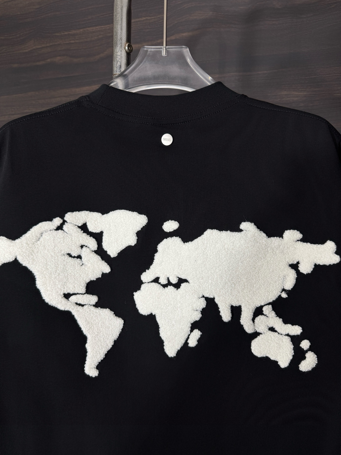 💰90
GOODBRAND-地球毛巾绣圆领短袖T恤
面料采用280克双股双纱纯棉面料，手感舒适柔软，上身舒适透气，领口采用同缸同色罗纹，不紧绷，不变形，前后图案采用毛巾绣花工艺而成，做工复杂，耗时耗力，背后领口订制原版五金字母纽扣，下摆缝制并排字母大标，整体凸显衣服的特点，大厂做工，原版原标，三标齐全，os宽松版型，放心入手，最大可穿200斤。

颜色： 黑色
尺码： S M L XL