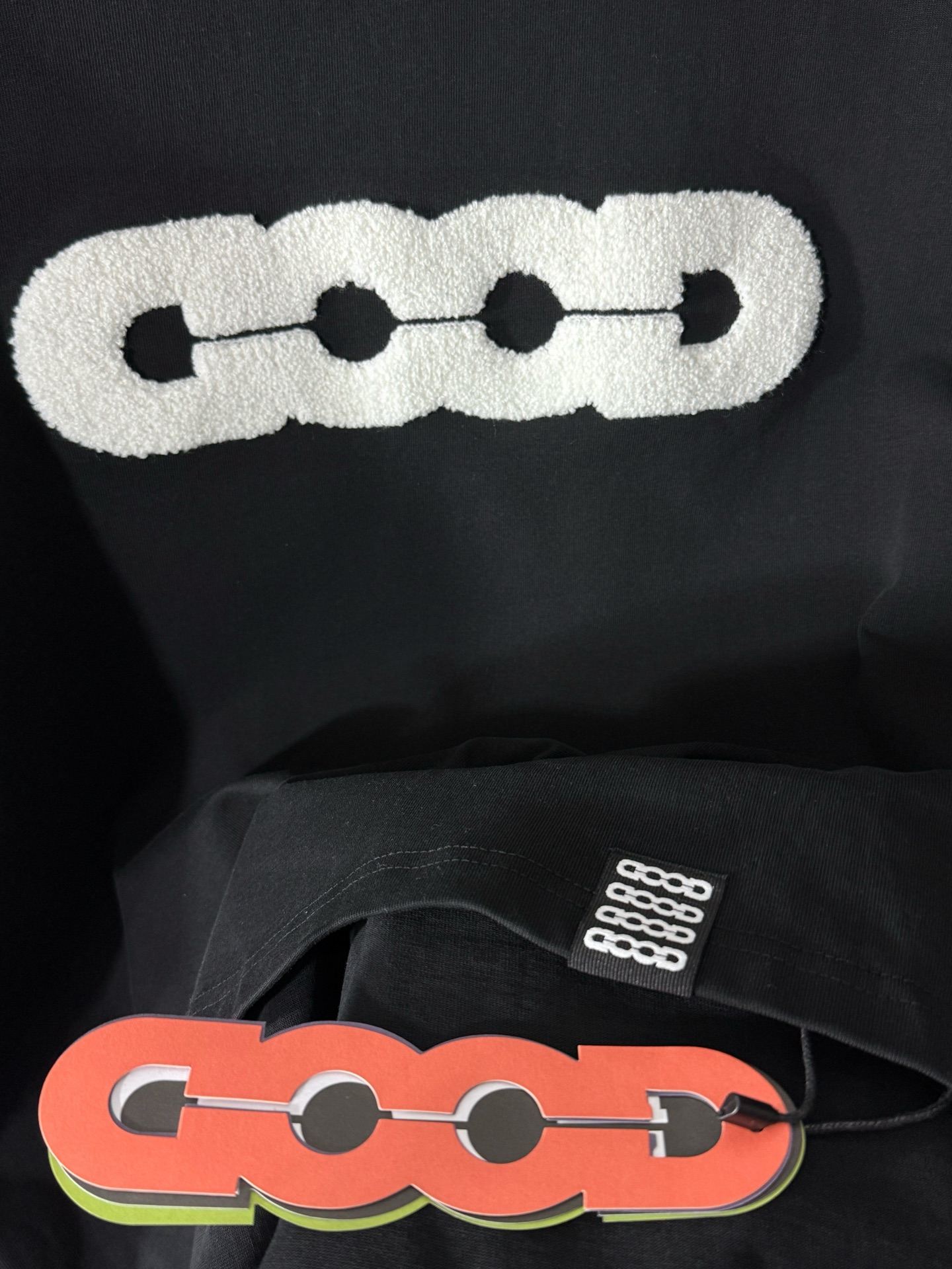💰90
GOODBRAND-地球毛巾绣圆领短袖T恤
面料采用280克双股双纱纯棉面料，手感舒适柔软，上身舒适透气，领口采用同缸同色罗纹，不紧绷，不变形，前后图案采用毛巾绣花工艺而成，做工复杂，耗时耗力，背后领口订制原版五金字母纽扣，下摆缝制并排字母大标，整体凸显衣服的特点，大厂做工，原版原标，三标齐全，os宽松版型，放心入手，最大可穿200斤。

颜色： 黑色
尺码： S M L XL