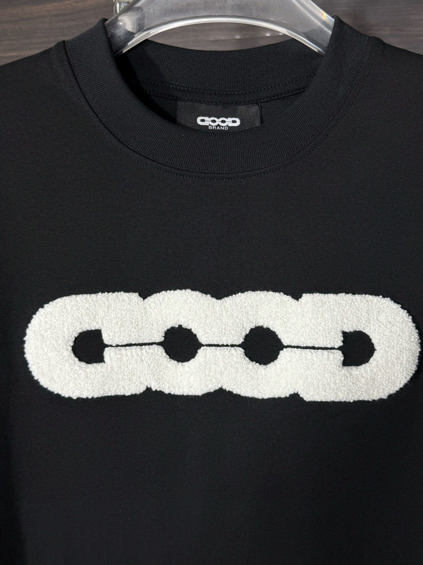 💰90
GOODBRAND-地球毛巾绣圆领短袖T恤
面料采用280克双股双纱纯棉面料，手感舒适柔软，上身舒适透气，领口采用同缸同色罗纹，不紧绷，不变形，前后图案采用毛巾绣花工艺而成，做工复杂，耗时耗力，背后领口订制原版五金字母纽扣，下摆缝制并排字母大标，整体凸显衣服的特点，大厂做工，原版原标，三标齐全，os宽松版型，放心入手，最大可穿200斤。

颜色： 黑色
尺码： S M L XL