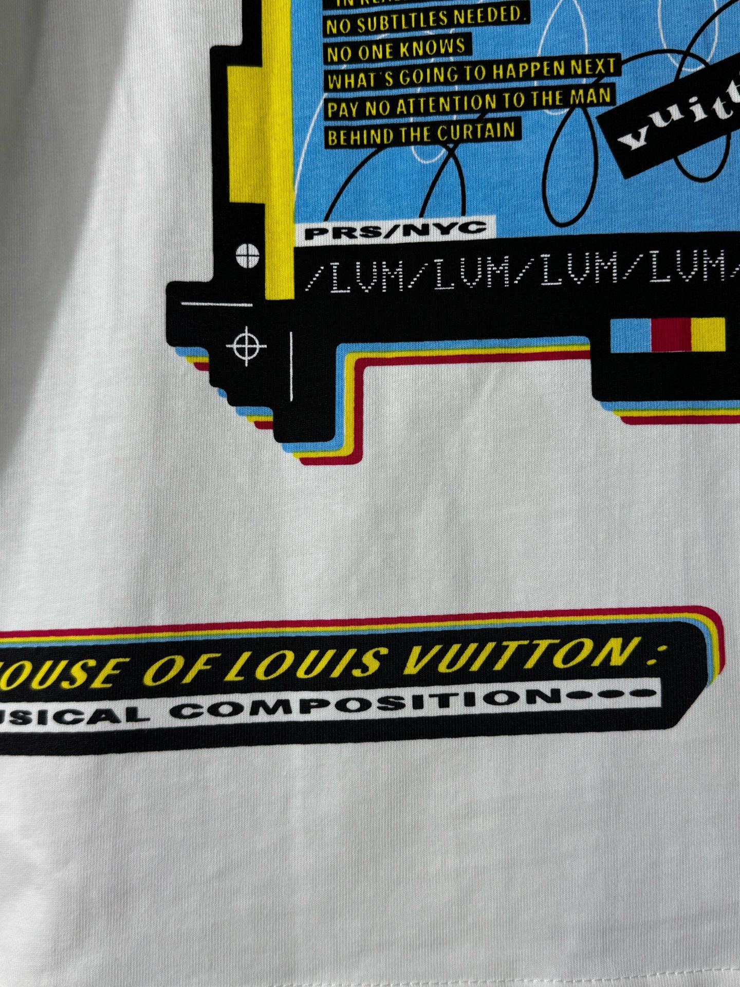 💰90
LOUIS VUITTON-lv路易威登乐队音乐人圆领短袖
面料采用280克双股双纱纯棉面料，手感舒适柔软，上身舒适透气，领口采用同缸同色罗纹，不紧绷，不变形，前后手臂均采用数码直喷工艺，做工复杂，工艺处很多，耗时耗力，背后领口缝制Lv大标，整体凸显衣服的特点，大厂做工，原版原标，三标齐全，os宽松版型，放心入手，最大可穿200斤。

颜色： 白色
尺码： S M L XL
