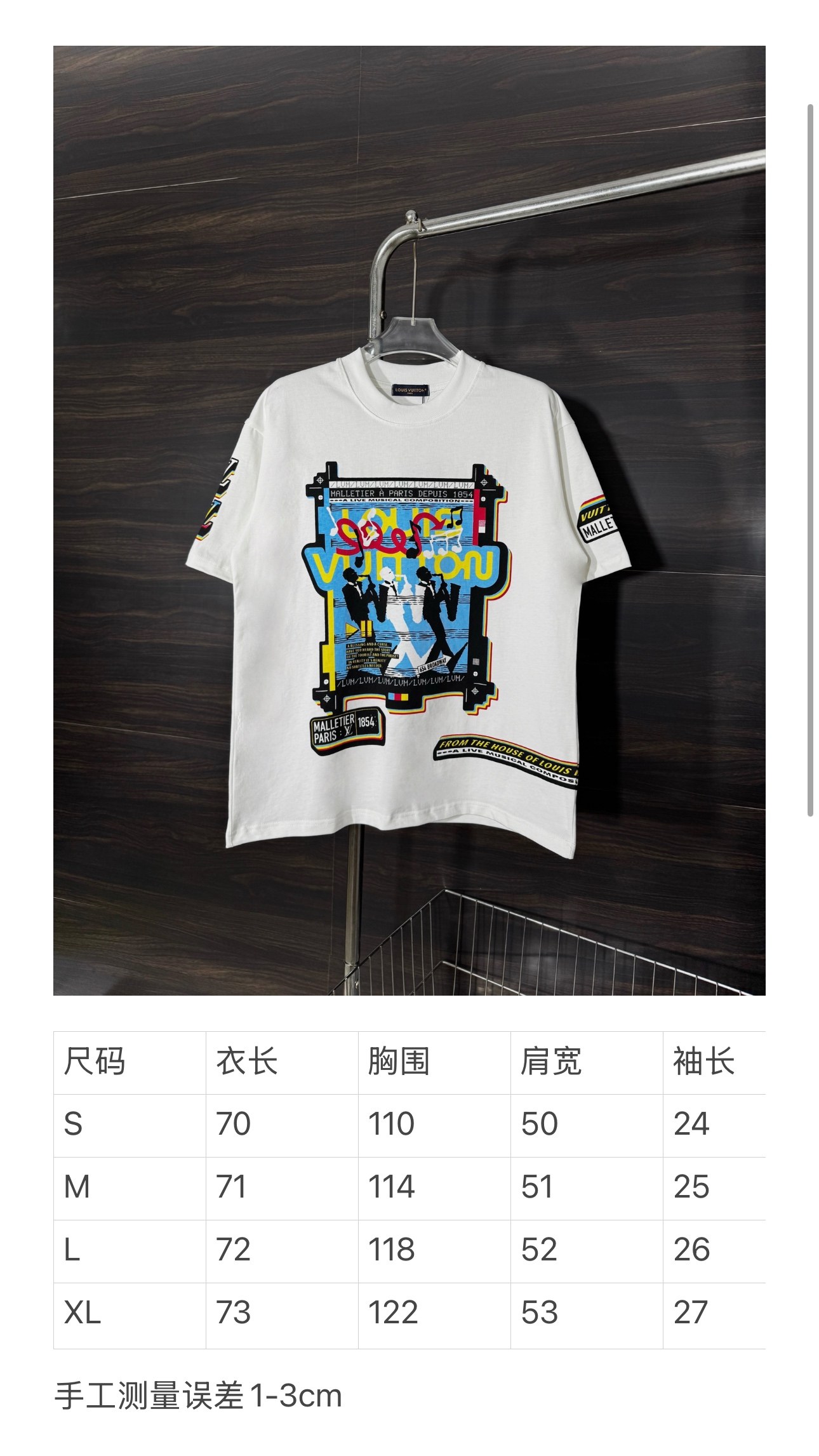 💰90
LOUIS VUITTON-lv路易威登乐队音乐人圆领短袖
面料采用280克双股双纱纯棉面料，手感舒适柔软，上身舒适透气，领口采用同缸同色罗纹，不紧绷，不变形，前后手臂均采用数码直喷工艺，做工复杂，工艺处很多，耗时耗力，背后领口缝制Lv大标，整体凸显衣服的特点，大厂做工，原版原标，三标齐全，os宽松版型，放心入手，最大可穿200斤。

颜色： 白色
尺码： S M L XL