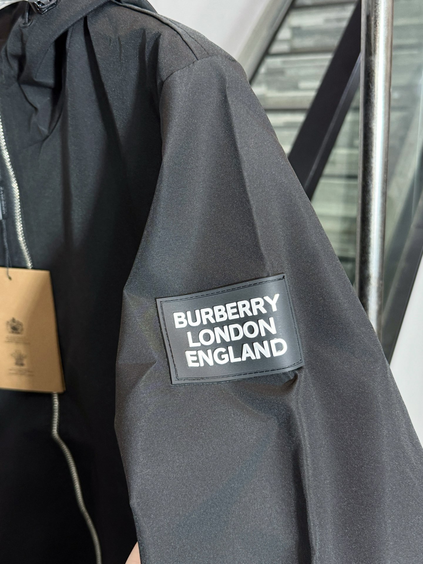 Chaqueta Casual con Capucha Burberry Blanca para Hombre, Color Negro 7 i1756650236886 8927 0 5