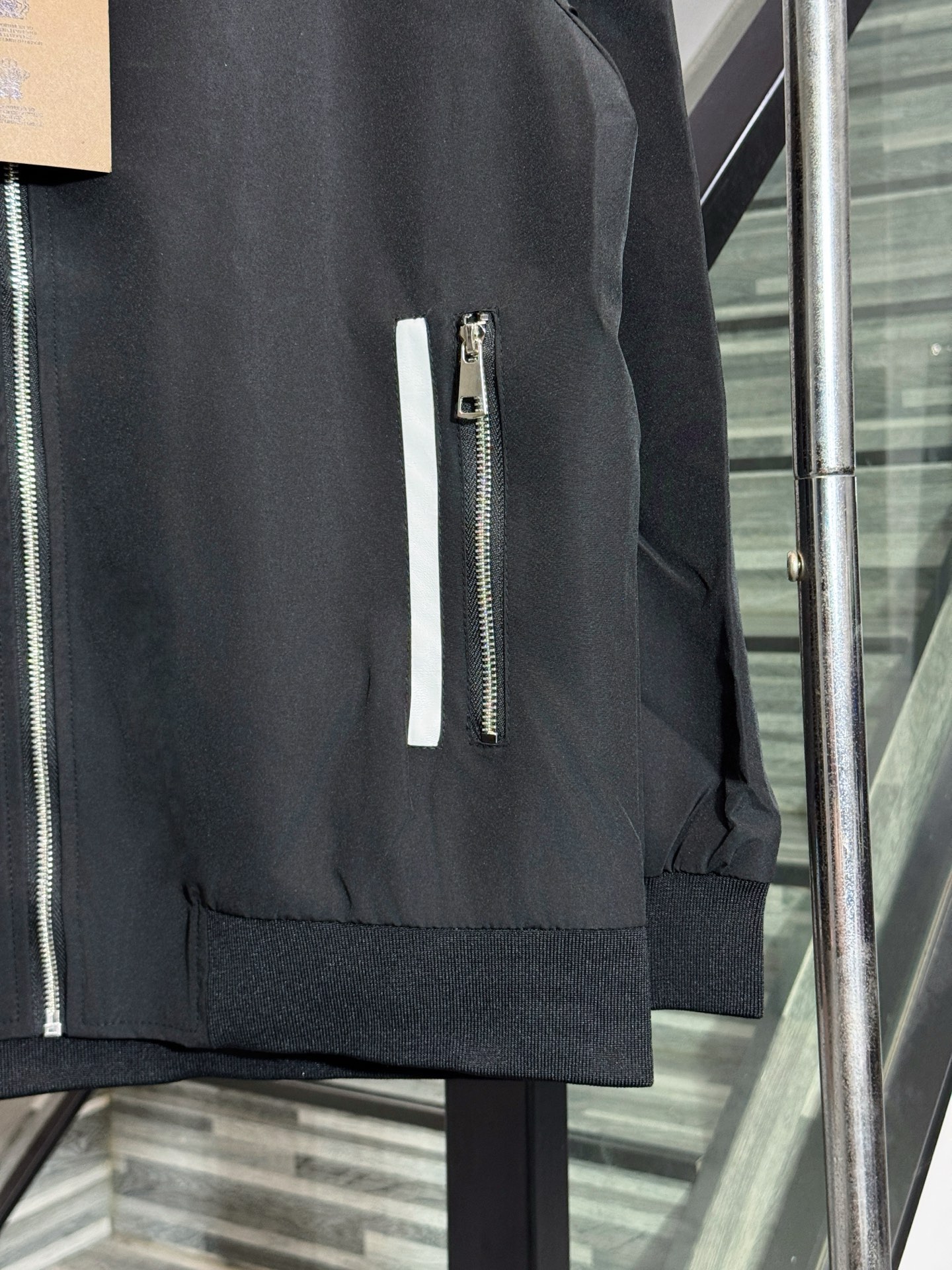 Chaqueta Casual con Capucha Burberry Blanca para Hombre, Color Negro 6 i1756650239297 6554 0 4