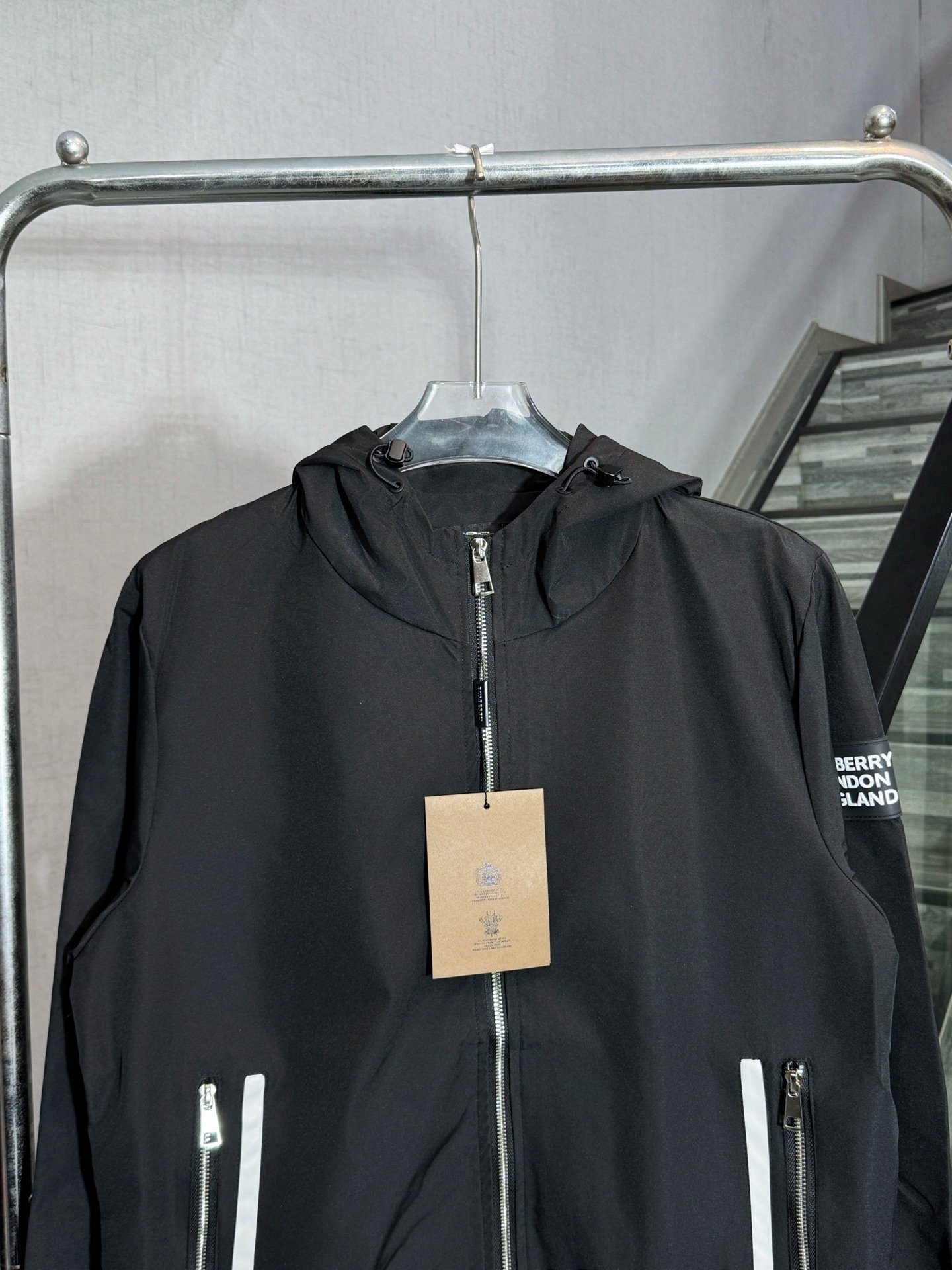 Chaqueta Casual con Capucha Burberry Blanca para Hombre, Color Negro 4 i1756650239407 214 0 2