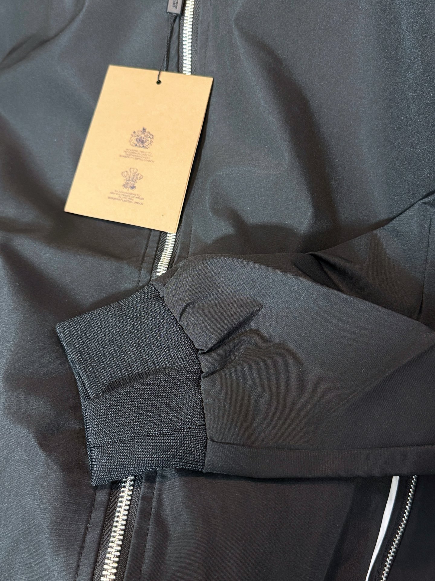 Chaqueta Casual con Capucha Burberry Blanca para Hombre, Color Negro 9 i1756650239461 7775 0 7