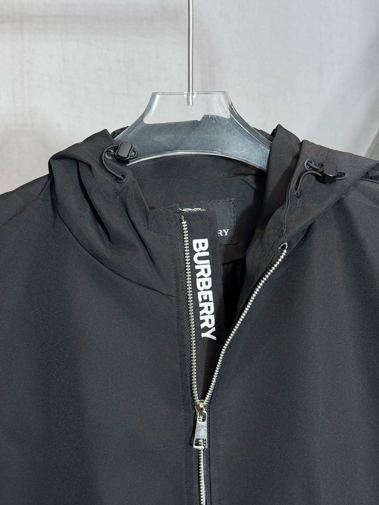 Chaqueta Casual con Capucha Burberry Blanca para Hombre, Color Negro 5 i1756650240514 474 0 3