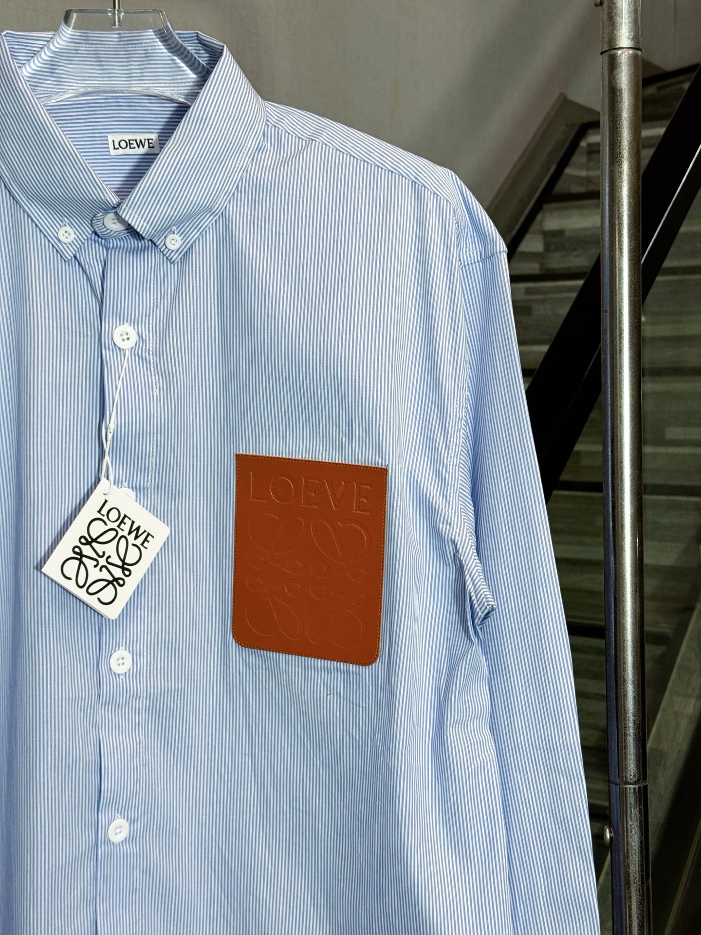 💰145
款号：HE328
LOEWE/罗意威秋季胸前皮标口袋条纹衬衫
面料采用经典条纹竹节棉面料，罗意威原版面料制作而成，胸前定制罗意威标识皮标口袋，三标齐全，秋季爆款，男女同款，OS版型，最大200斤无压力。

颜色：图片色
尺码：S-XL